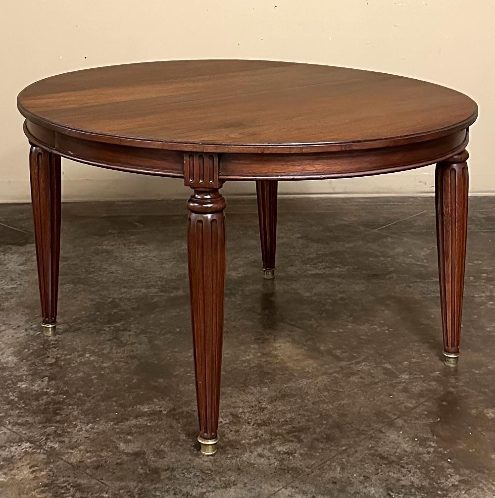 Ancienne table de salle à manger ovale en noyer de style Louis XVI en vente 1