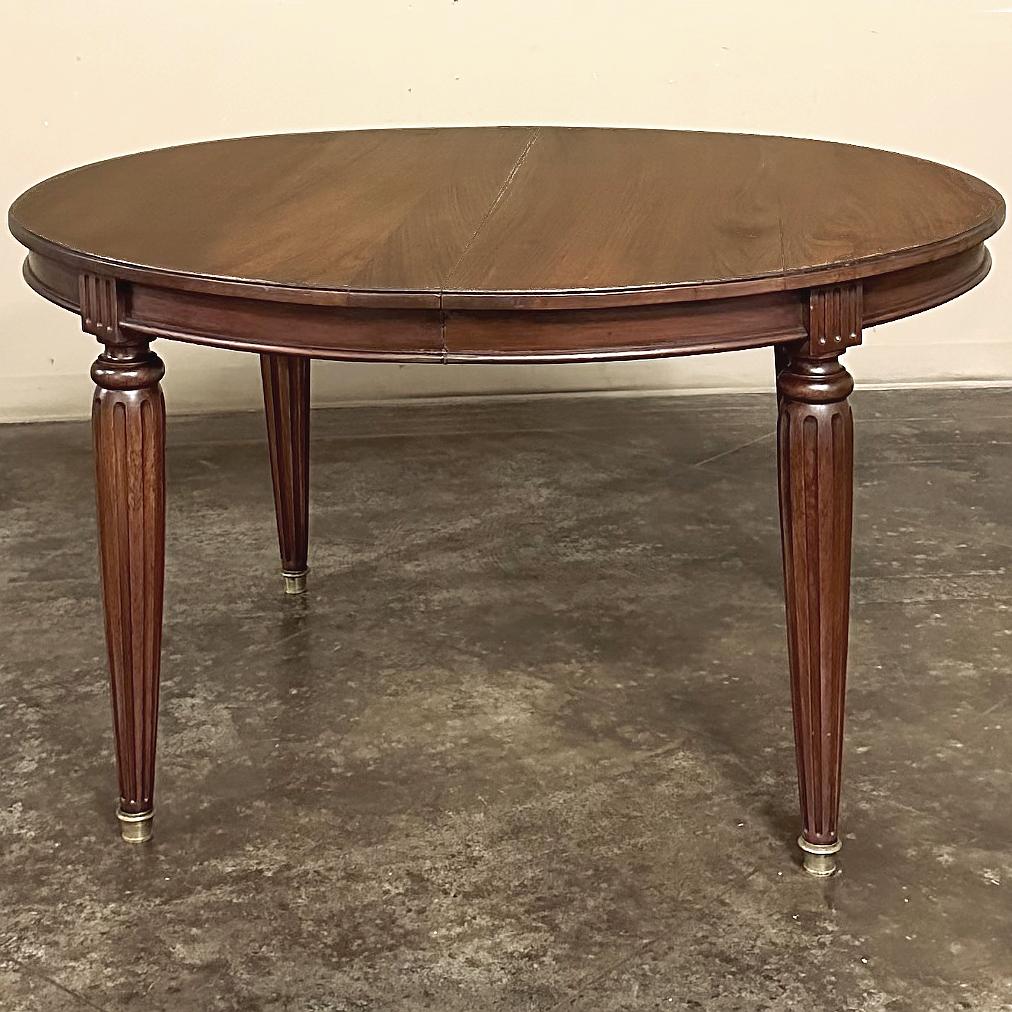 Ancienne table de salle à manger ovale en noyer de style Louis XVI en vente 2