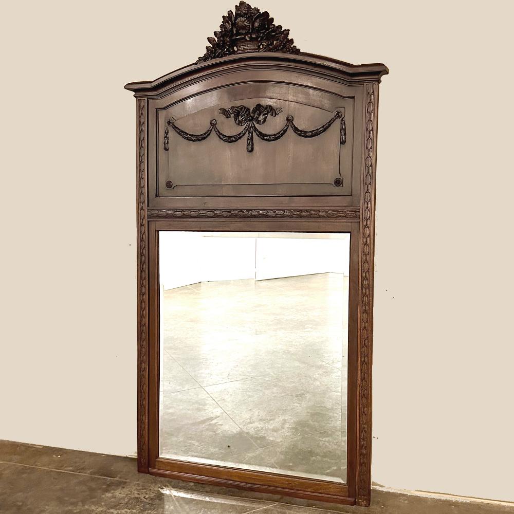 Antique French Louis XVI Walnut Trumeau ~ Mirror est une magnifique expression du style néoclassique qui est resté en vogue pendant plus de deux mille ans !  En commençant par la couronne gracieusement arquée et audacieusement moulée, la pièce
