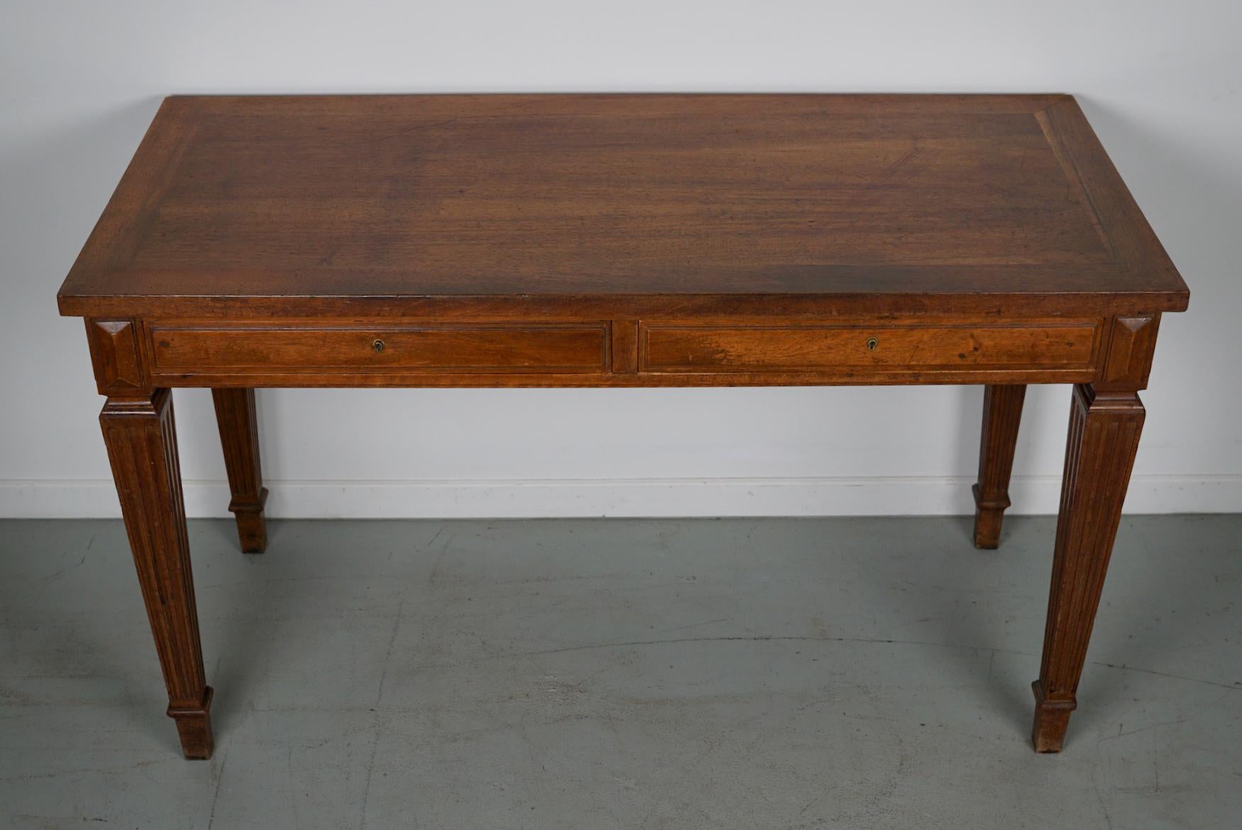 Début du 20ème siècle Ancien bureau / table d'appoint en noyer Louis XVI 1920 en vente