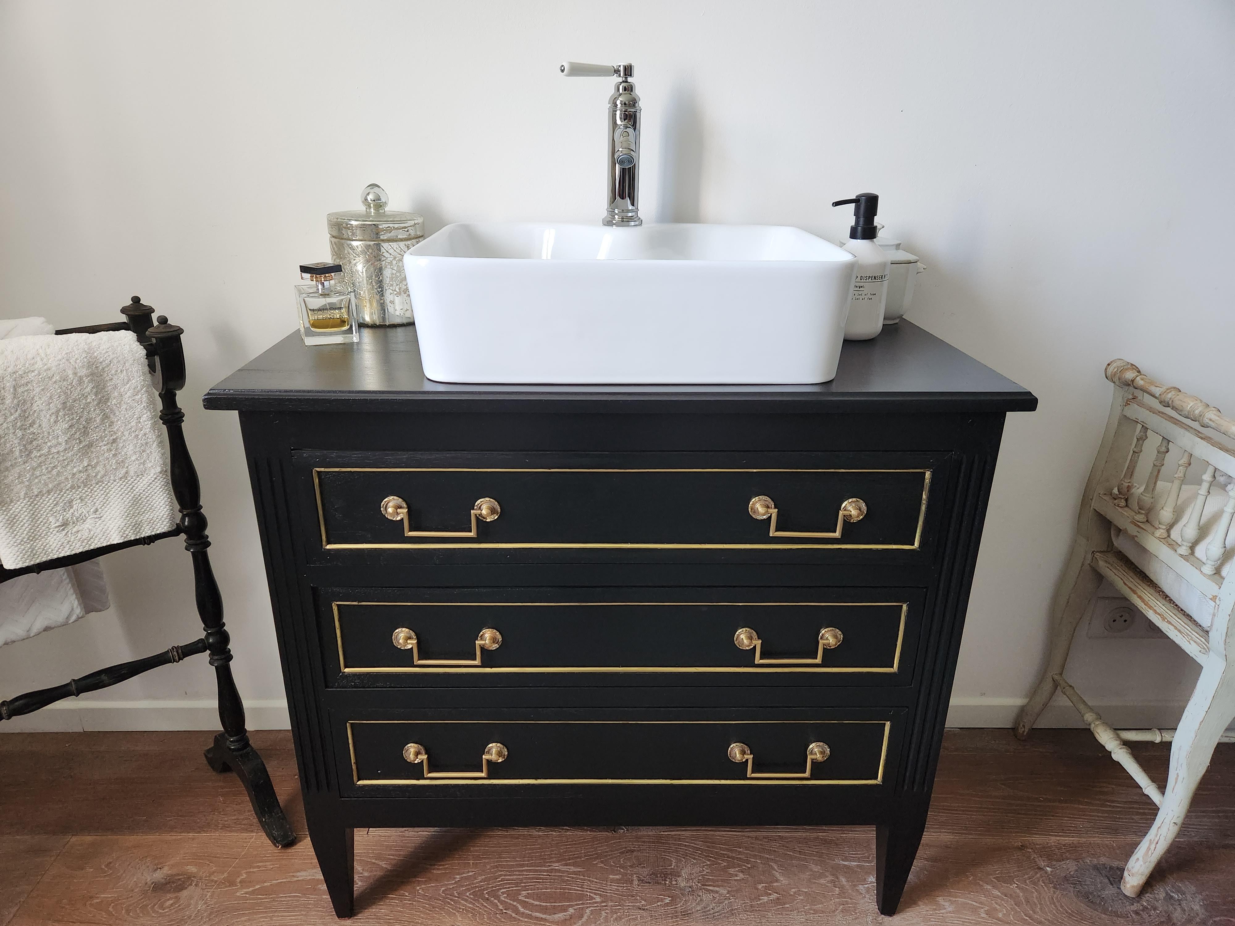 Antique Louis XVI Directoire style Chest of drawers with brass and bronze details. 
Fluted uprights, three dovetailed drawers, the first of which accommodates a drain.
Practical because it takes up little space yet offers ample storage, this elegant
