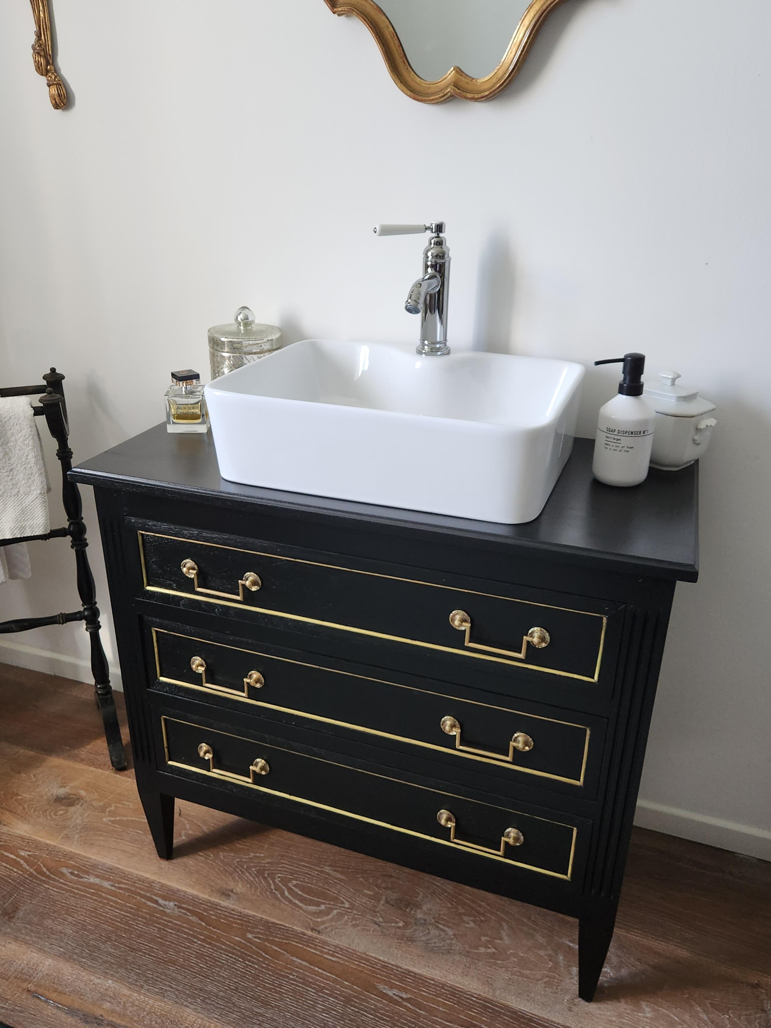 Antiguo mueble lavabo francés Luis XVI, latón y bronce Cerámico en venta