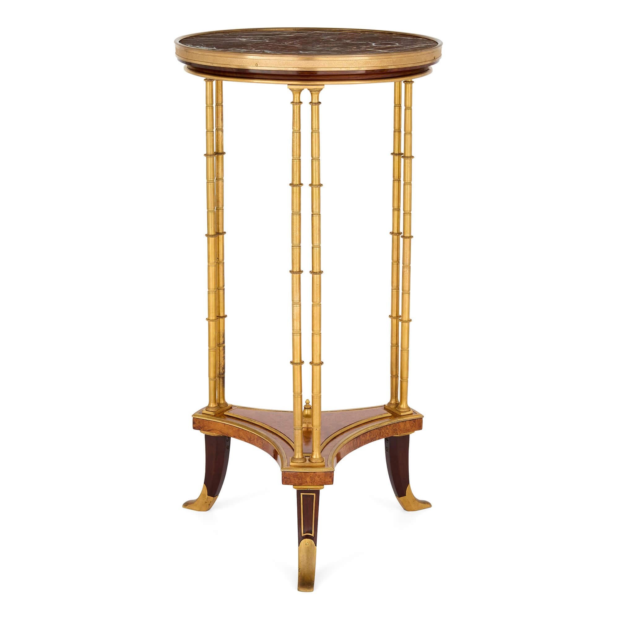 Antique Table d'appoint Guéridon Louis XVI en Wood Marble Ormolu Gold Brown 
Français, fin du 19e siècle  
Hauteur 73 cm, diamètre 37 cm 

Cette table de guéridon magnifiquement proportionnée, fabriquée dans le style Louis XVI, témoigne de