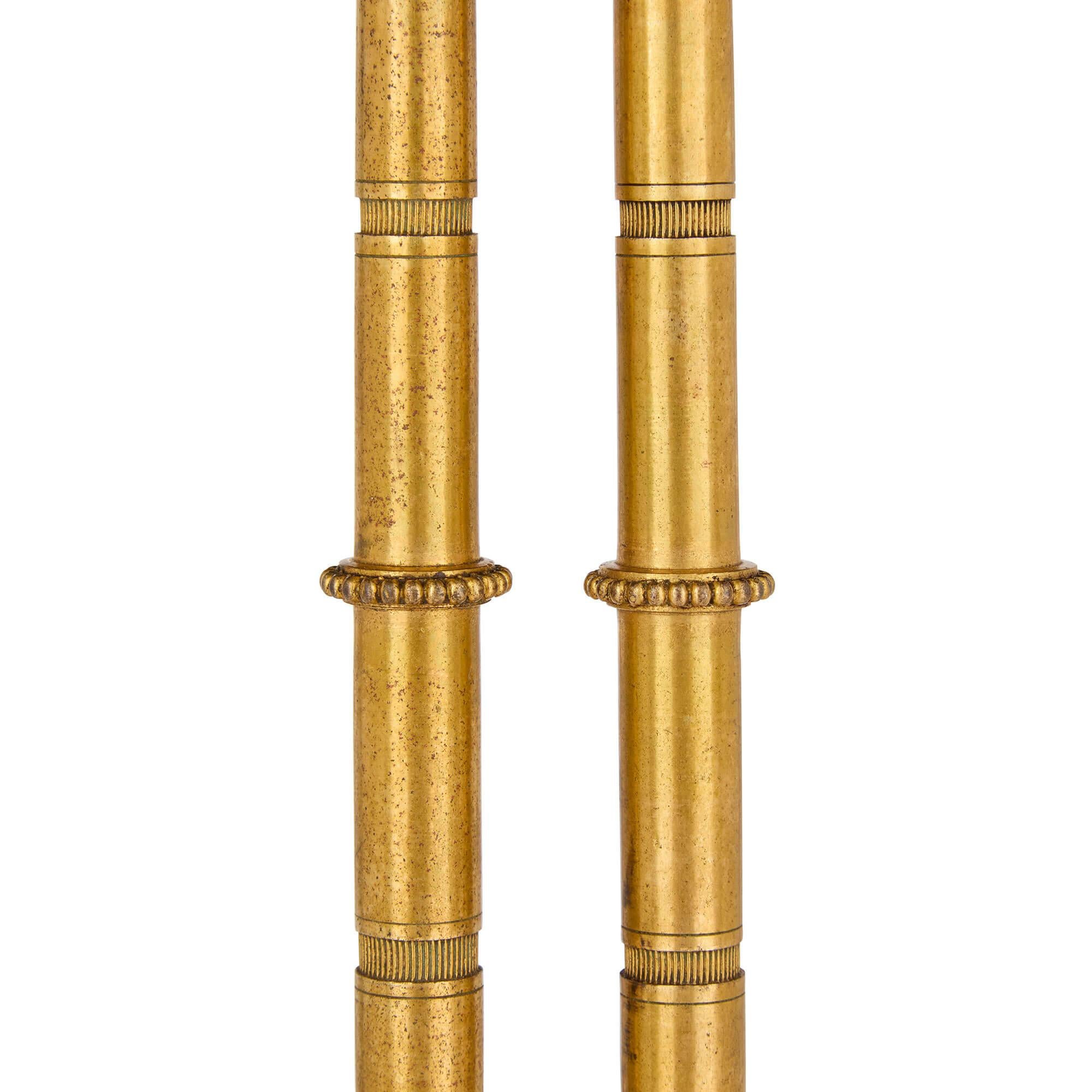 Sculpté Antique Table d'appoint Guéridon Louis XVI en Wood Marble Ormolu Gold Brown en vente