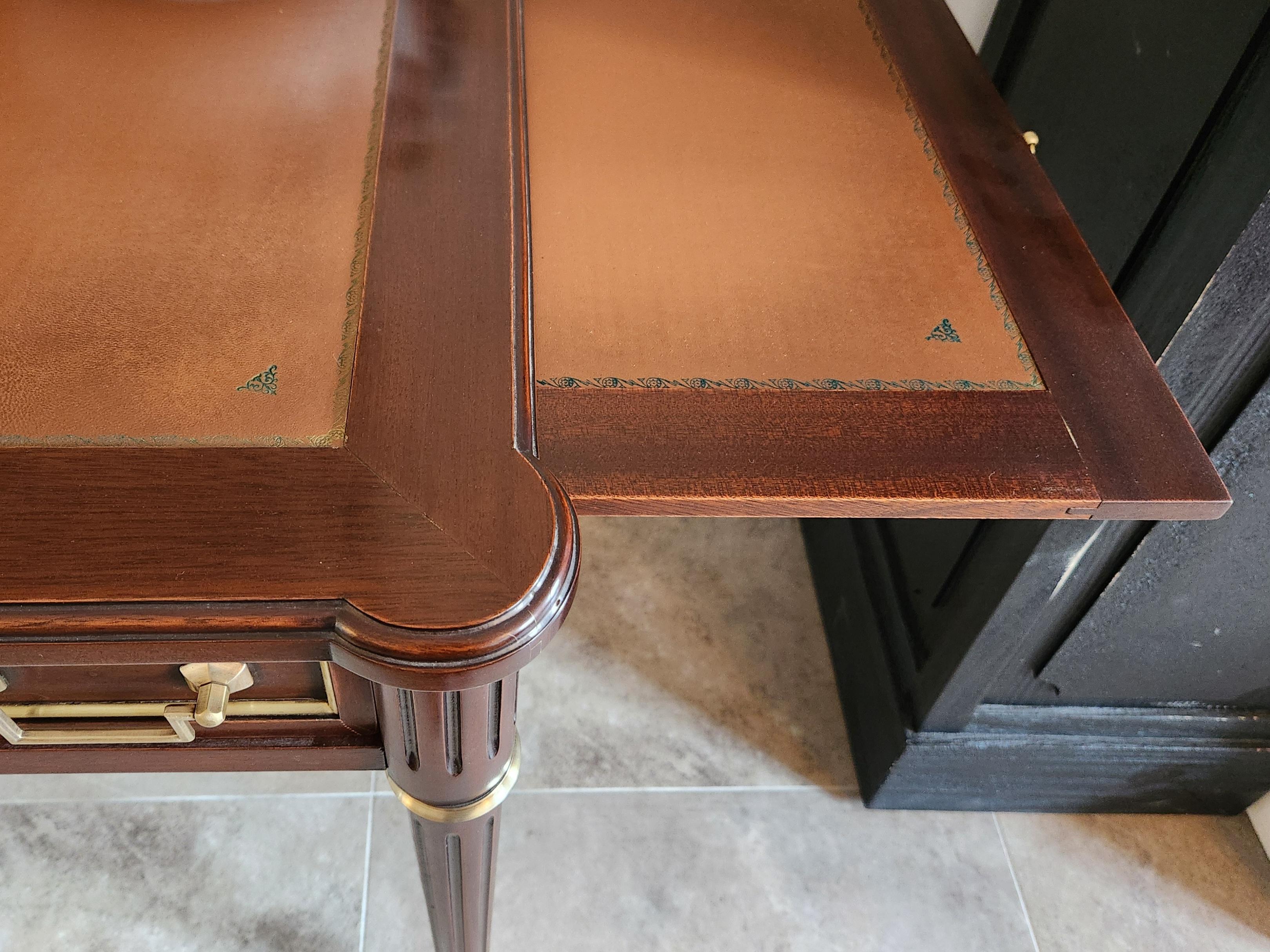 Antique French Luigi XVI Scrivania in pelle cognac, bronzo e ottone in vendita 4