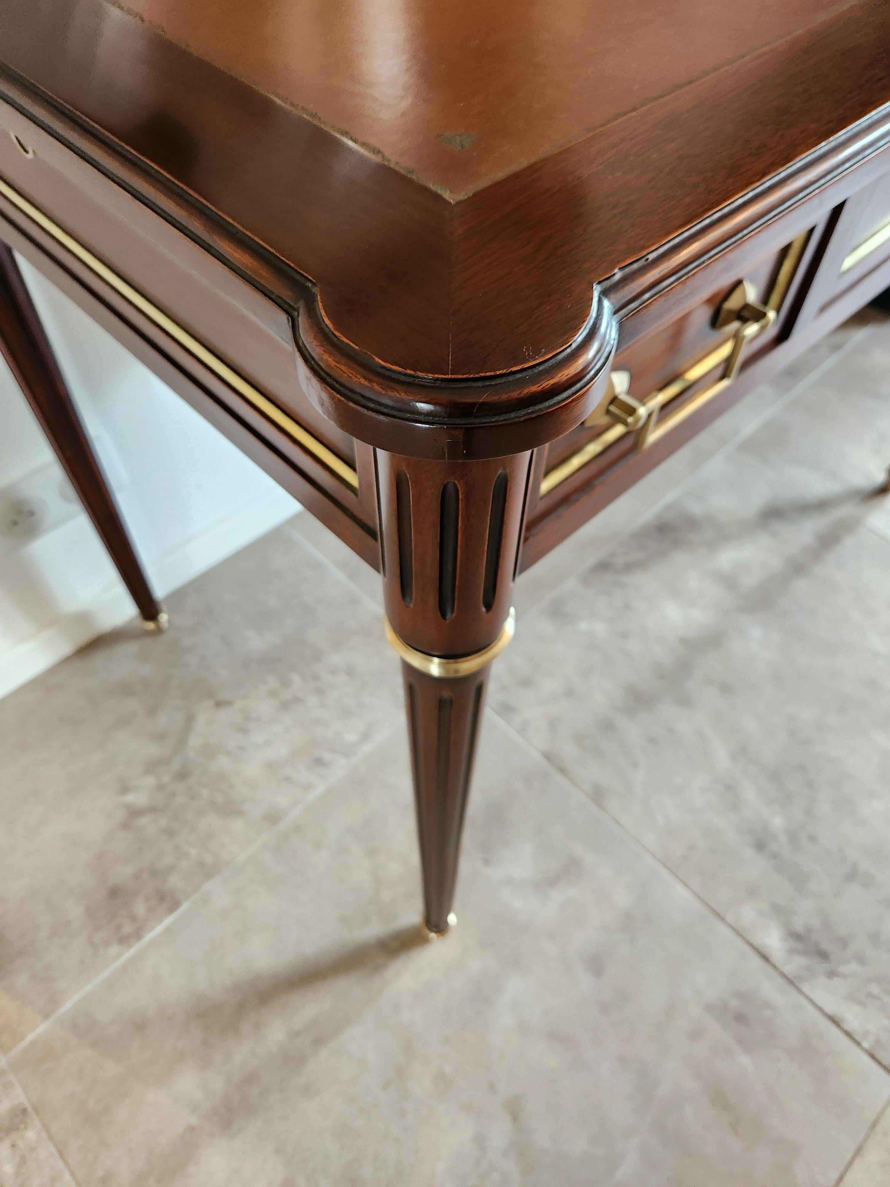Antique French Luigi XVI Scrivania in pelle cognac, bronzo e ottone in vendita 5