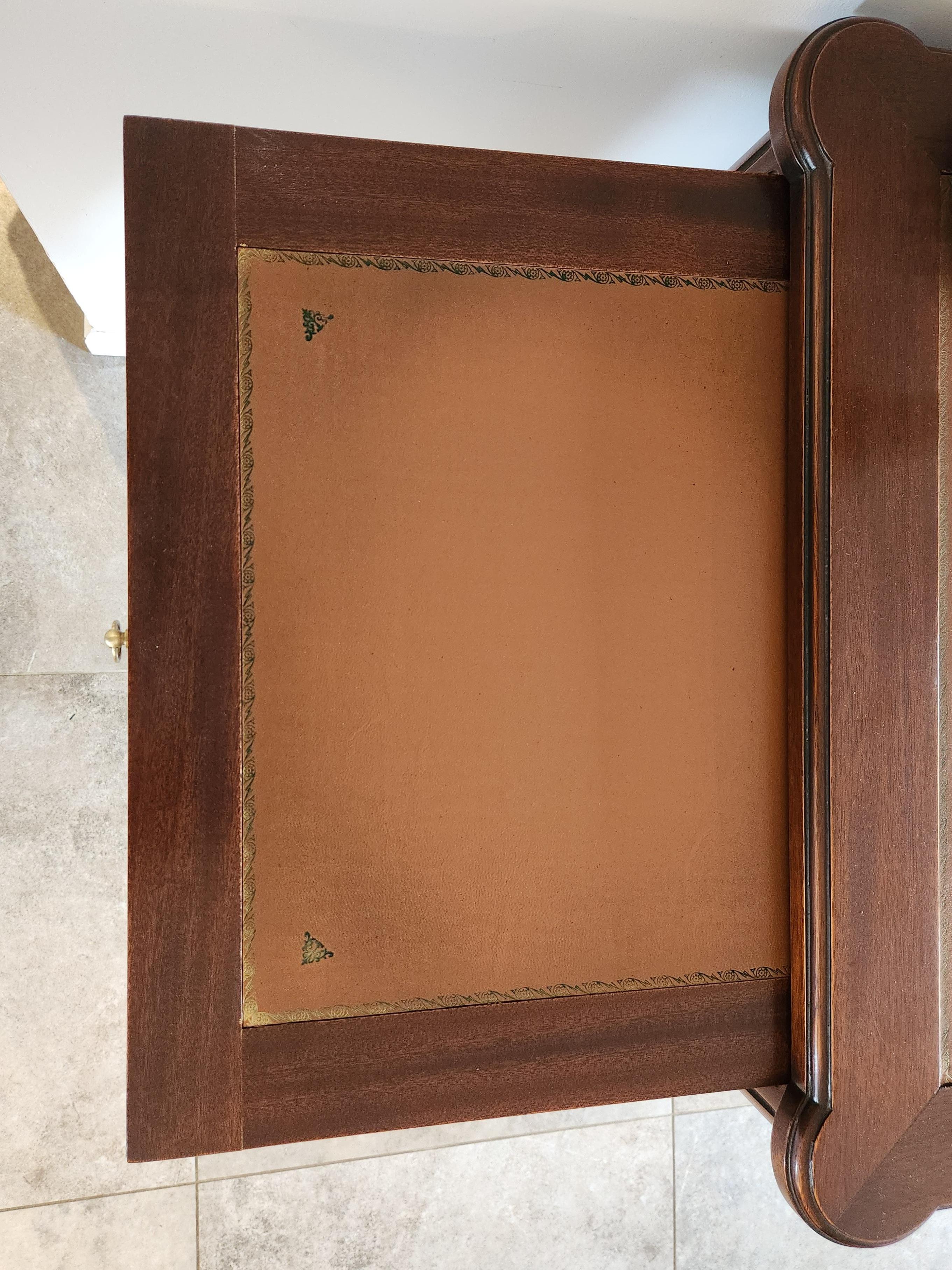 Antique French Luigi XVI Scrivania in pelle cognac, bronzo e ottone in vendita 6