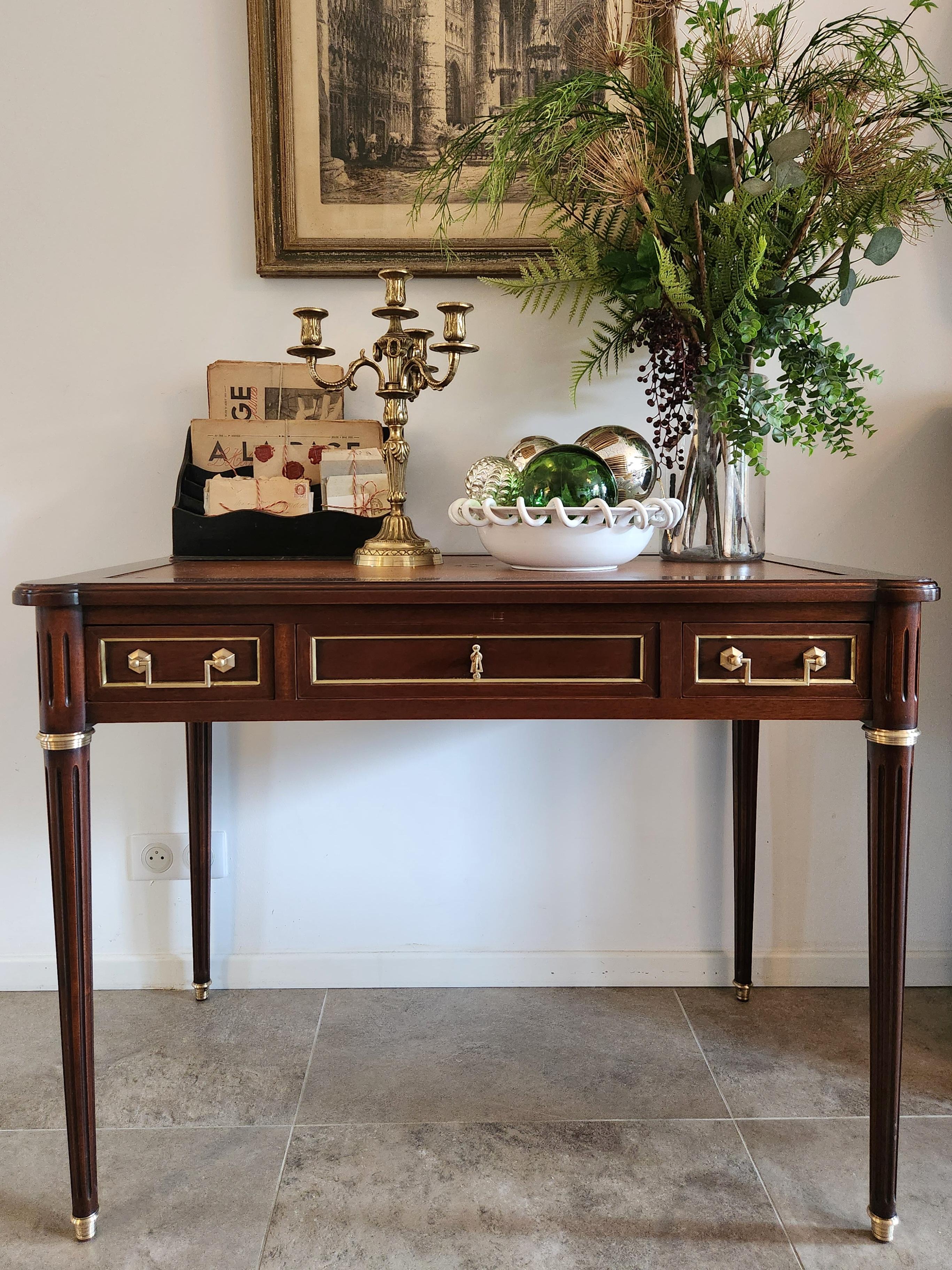 Antique French Luigi XVI Scrivania in pelle cognac, bronzo e ottone in vendita 7