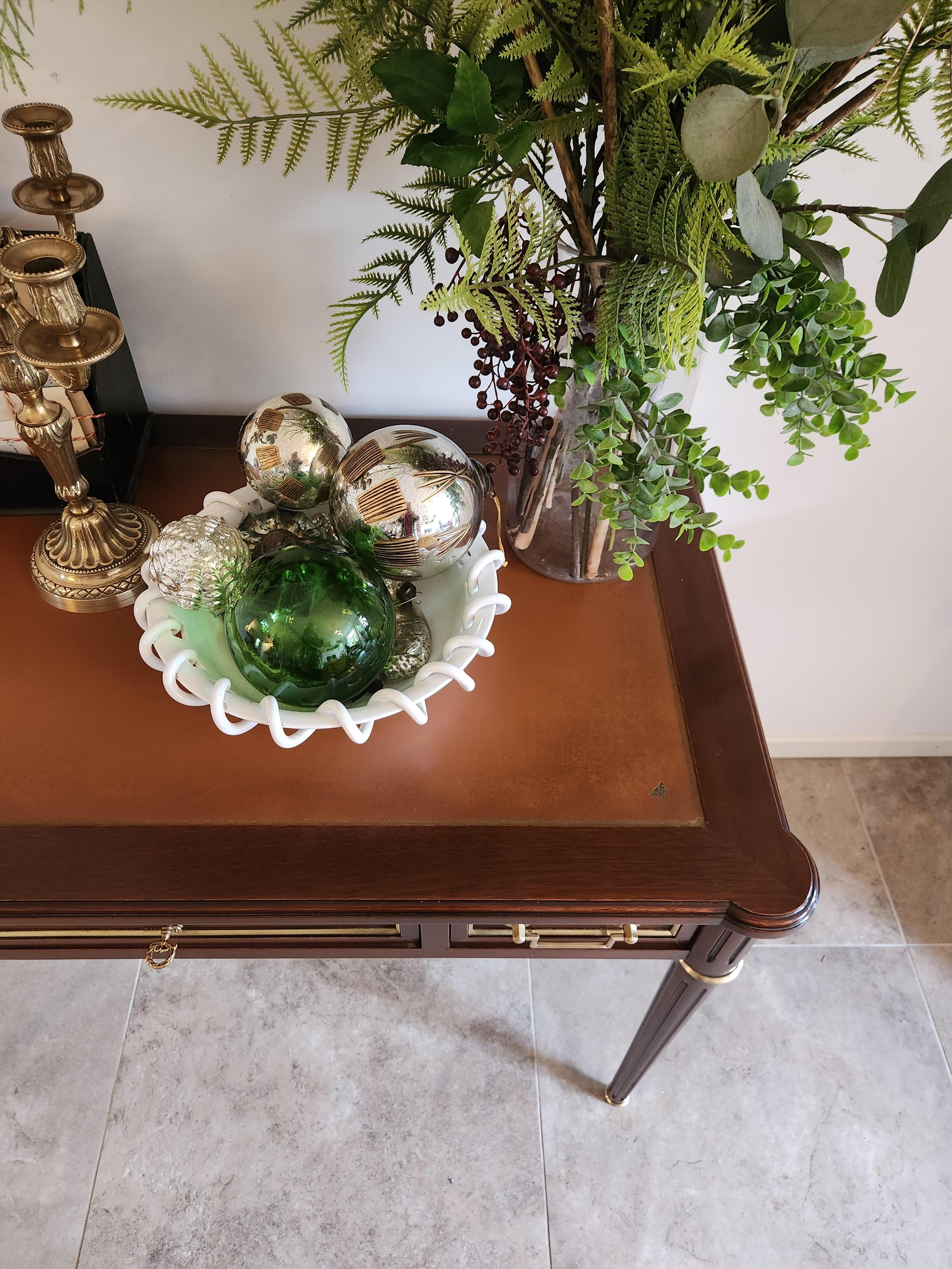 Antique French Luigi XVI Scrivania in pelle cognac, bronzo e ottone in vendita 8