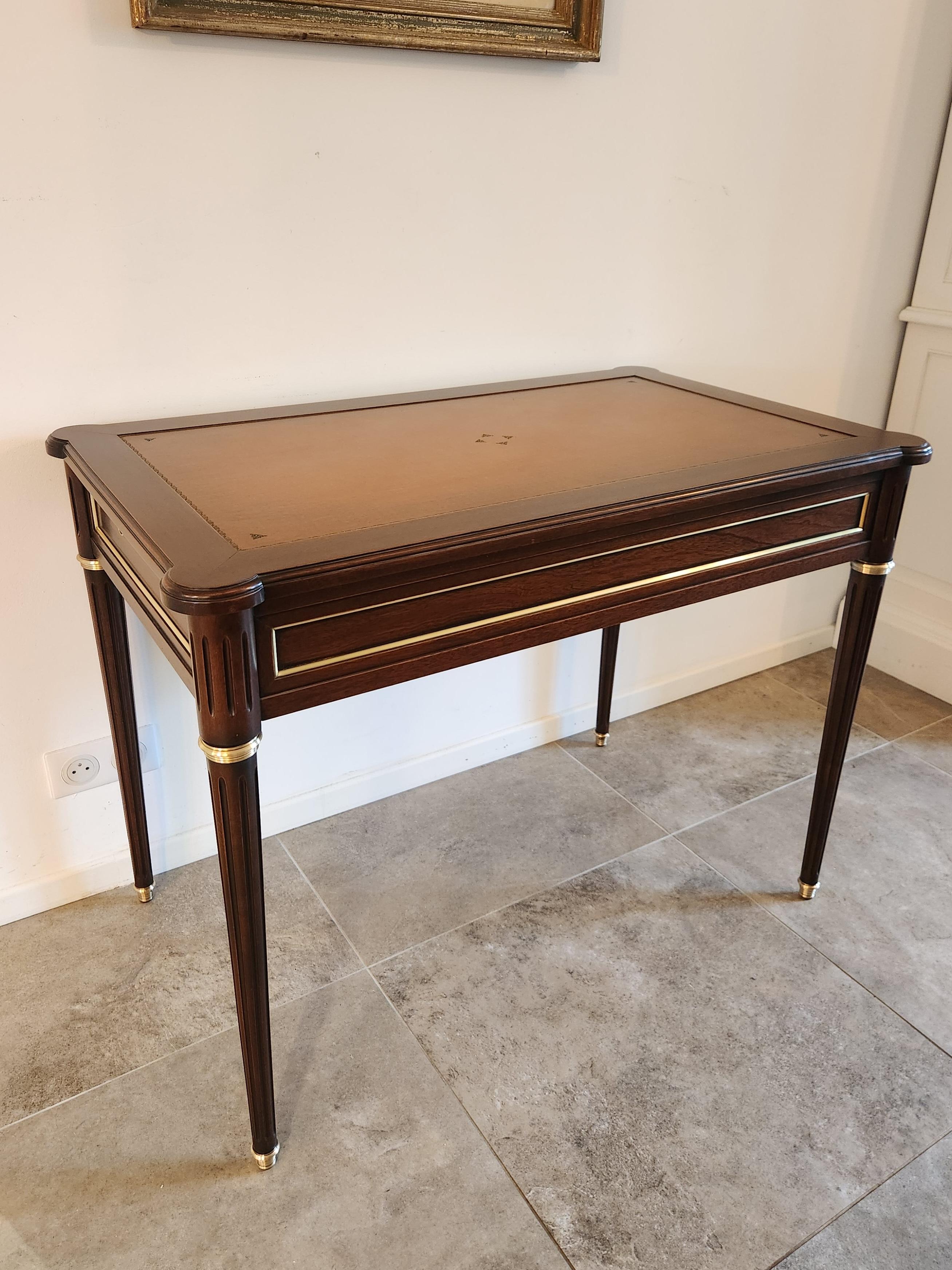 Antique French Luigi XVI Scrivania in pelle cognac, bronzo e ottone in vendita 9