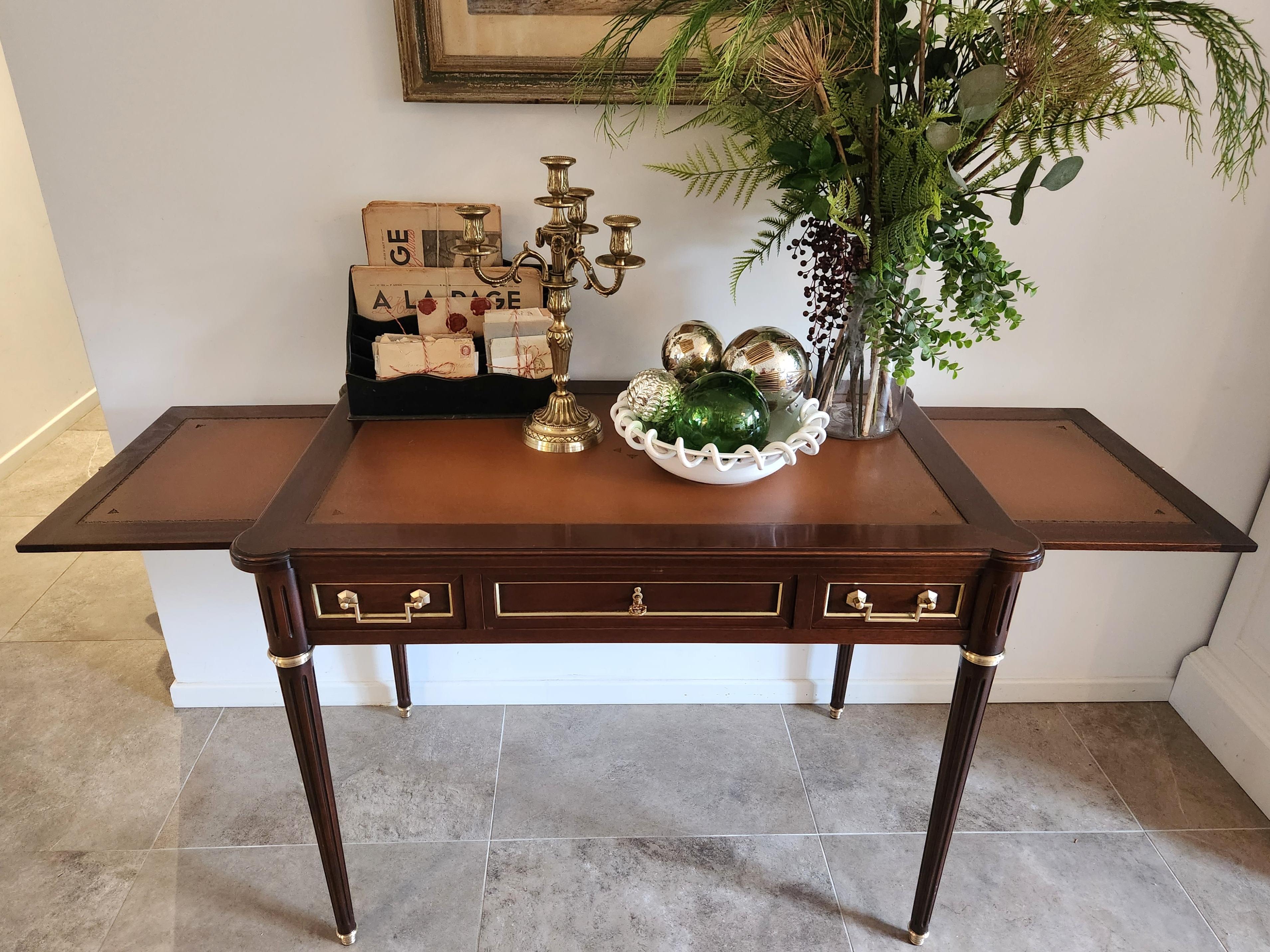 Francese Antique French Luigi XVI Scrivania in pelle cognac, bronzo e ottone in vendita