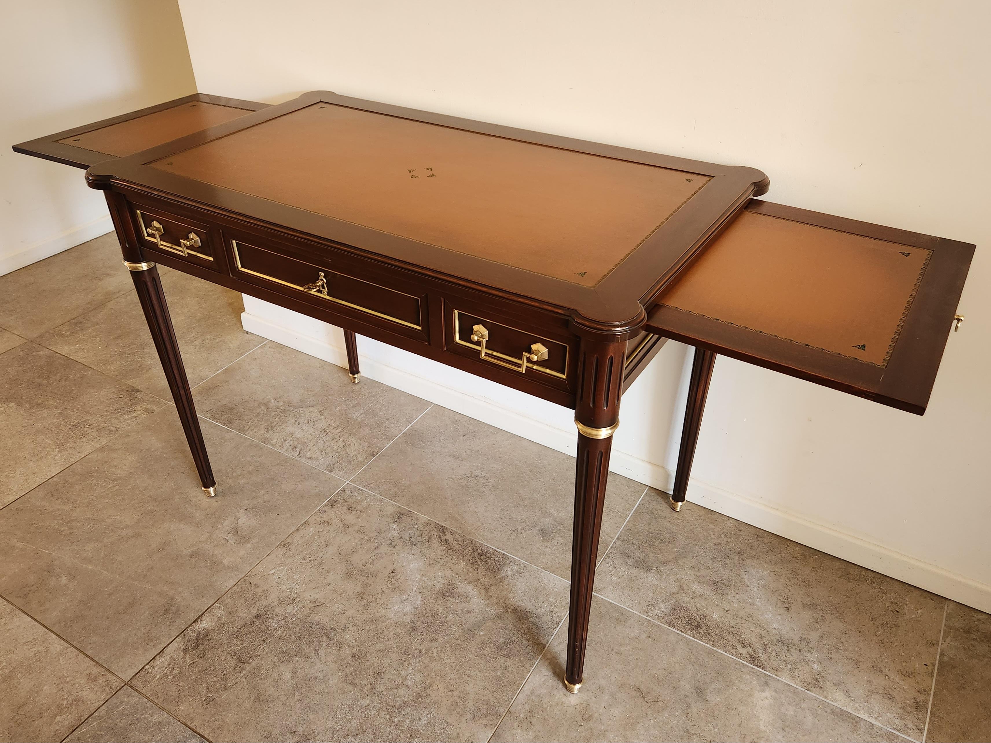 Inizio XX secolo Antique French Luigi XVI Scrivania in pelle cognac, bronzo e ottone in vendita
