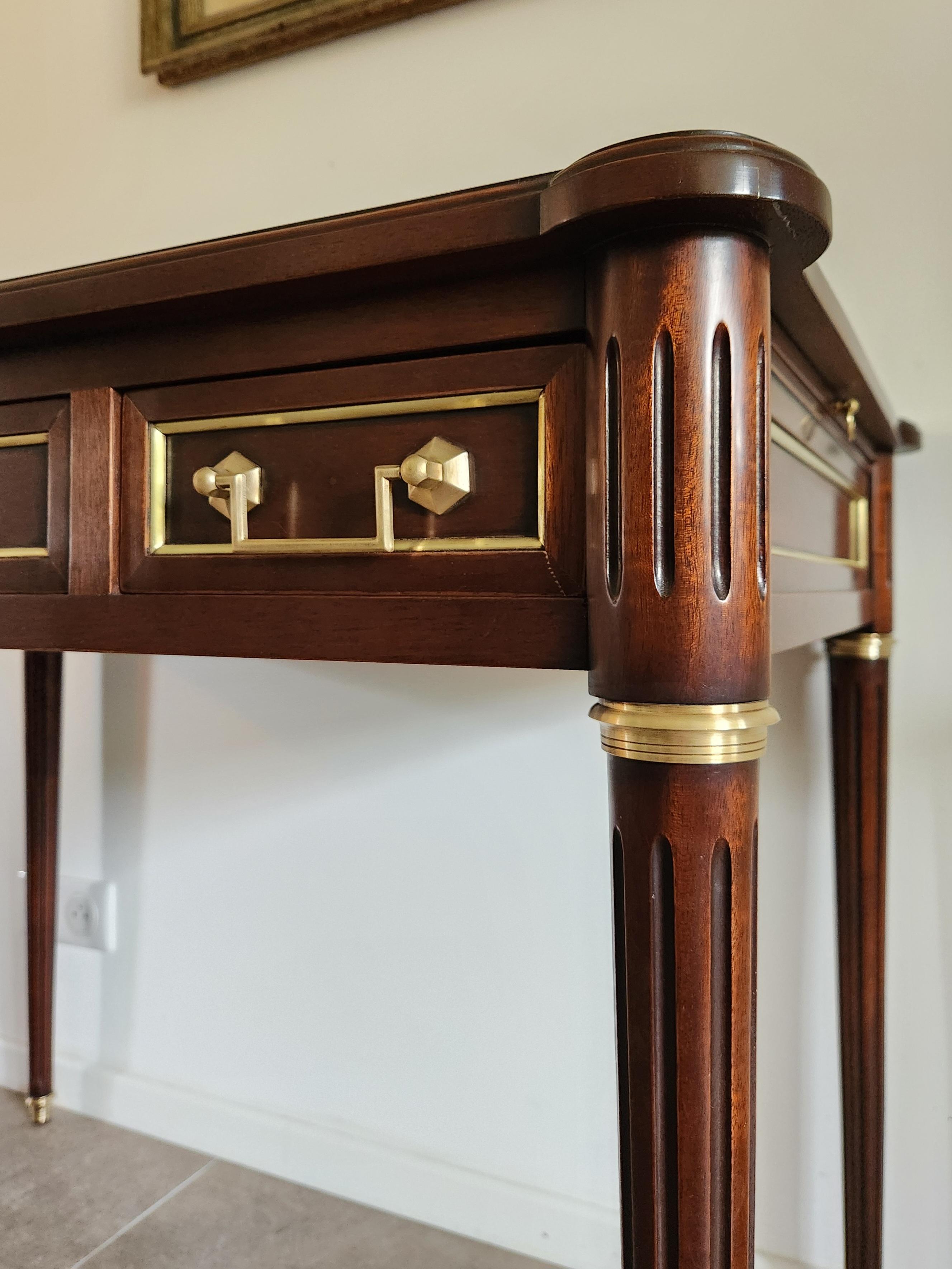 Pelle Antique French Luigi XVI Scrivania in pelle cognac, bronzo e ottone in vendita