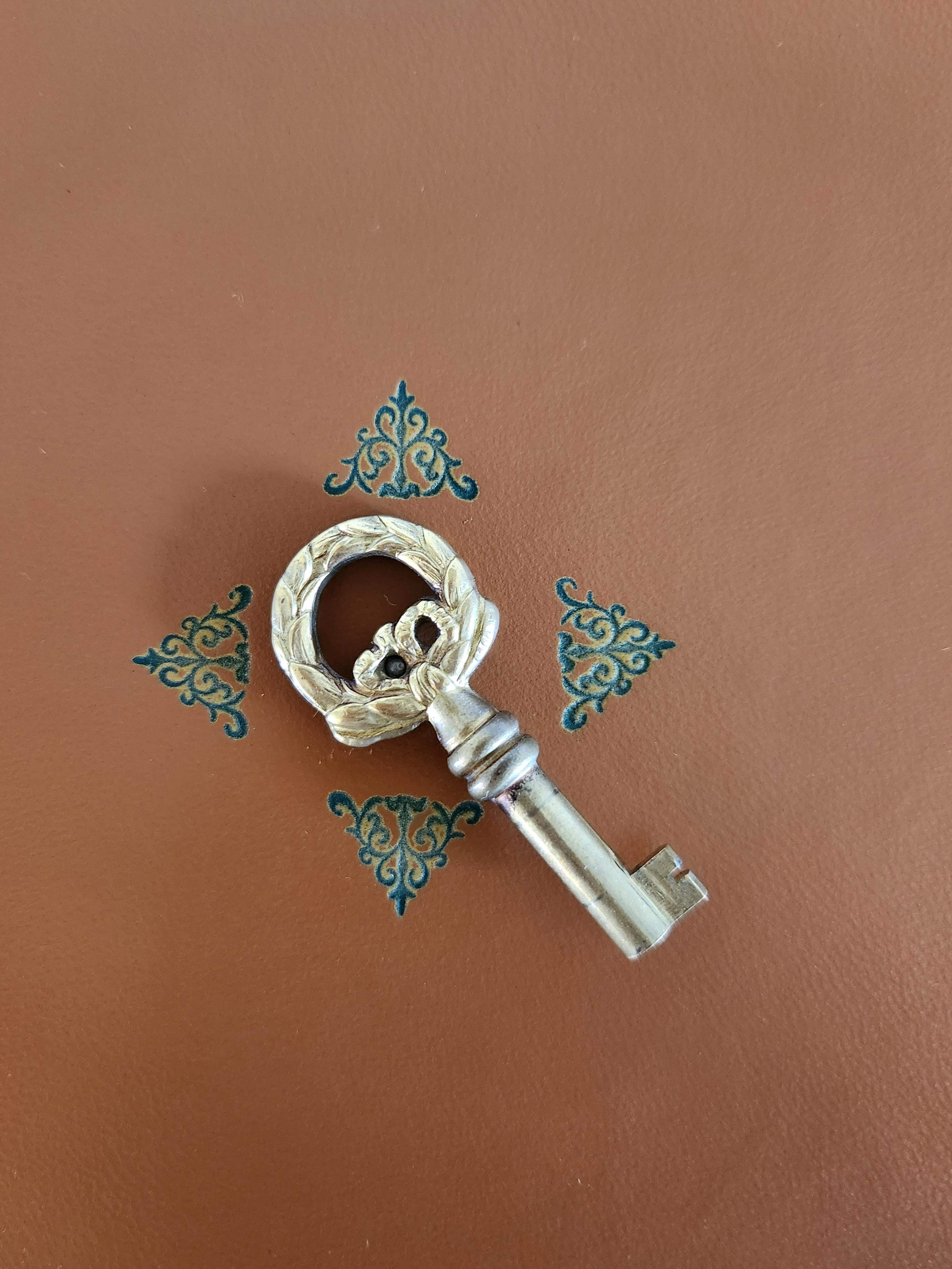 Antique French Luigi XVI Scrivania in pelle cognac, bronzo e ottone in vendita 1