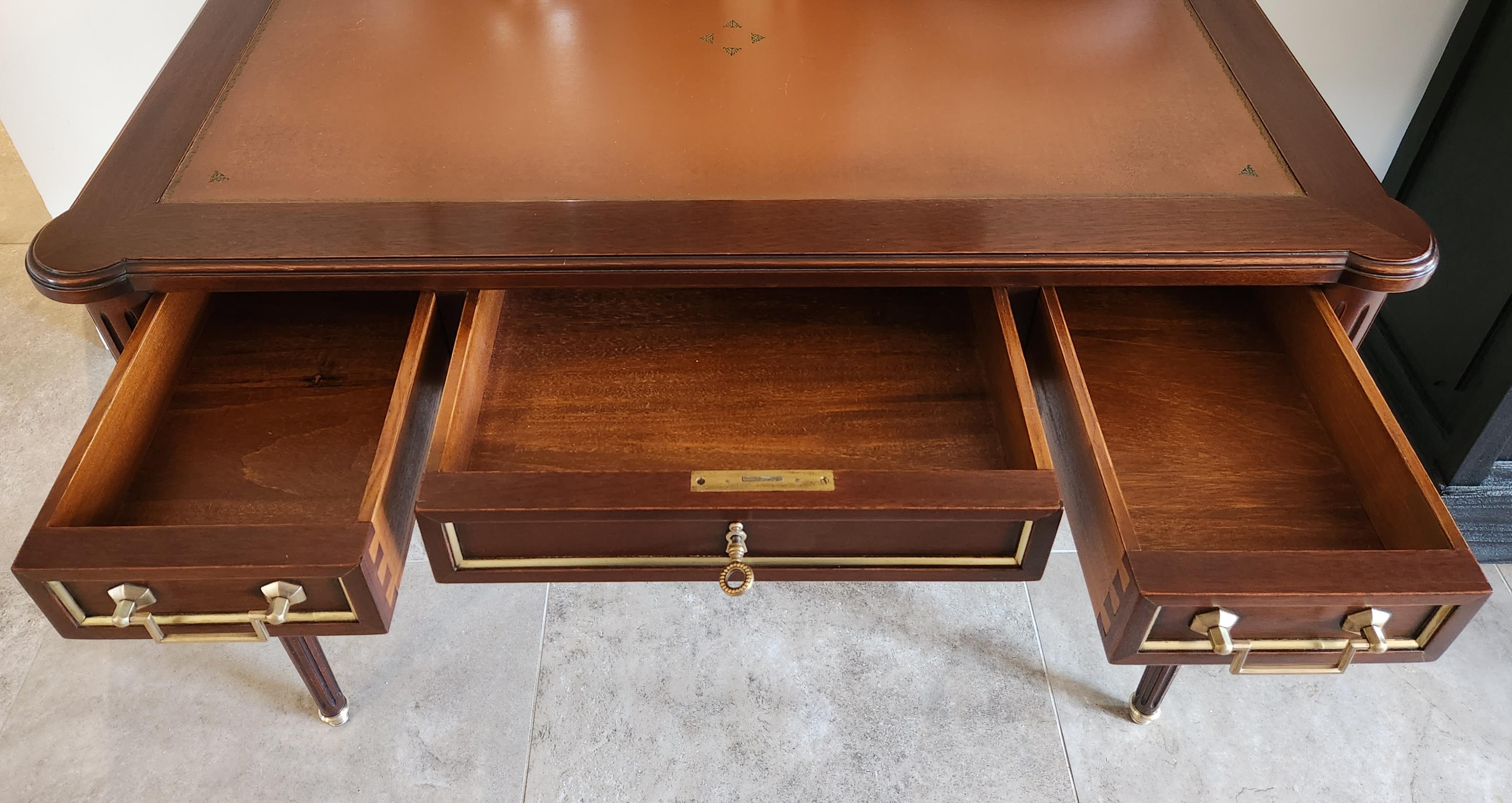 Antique French Luigi XVI Scrivania in pelle cognac, bronzo e ottone in vendita 3