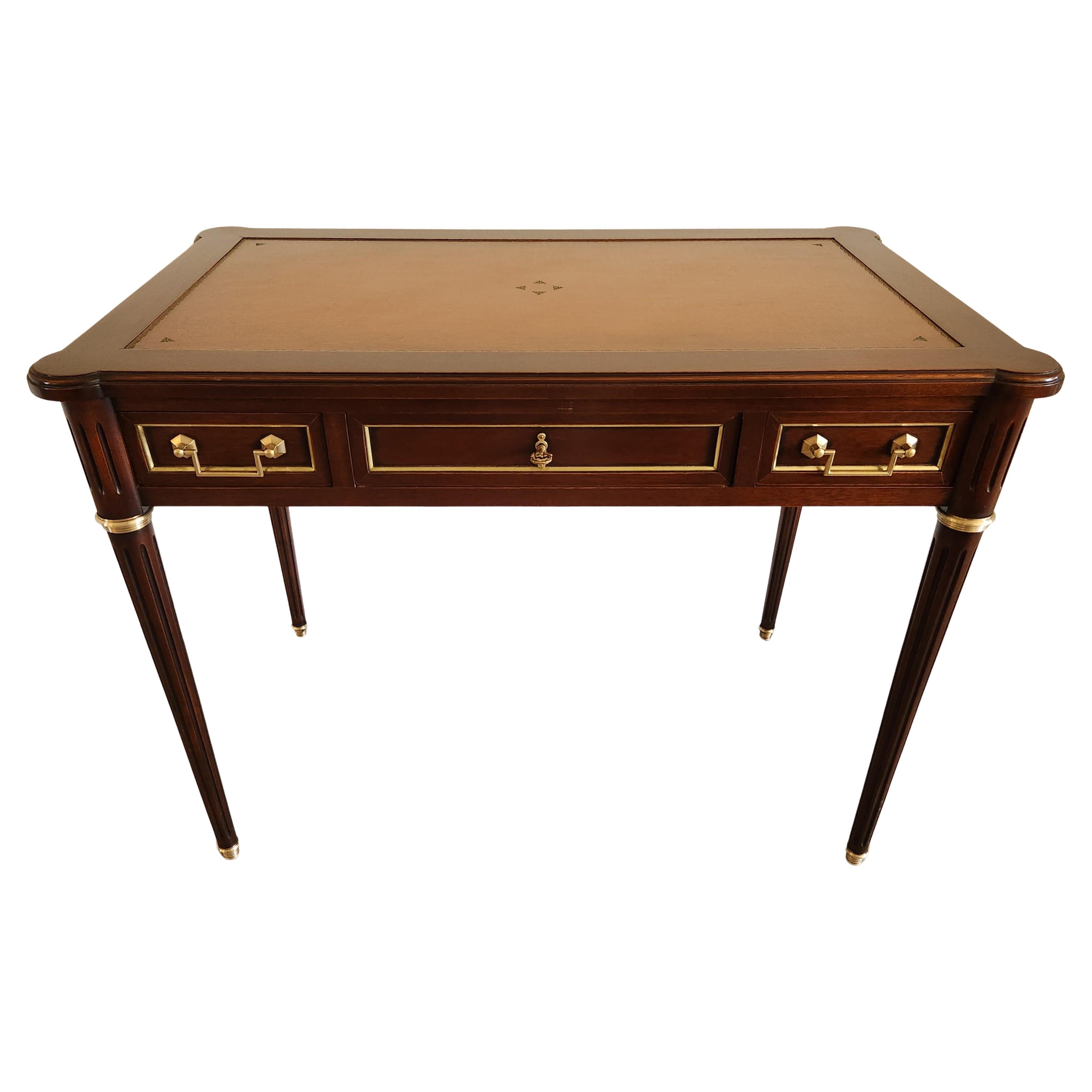 Antique French Luigi XVI Scrivania in pelle cognac, bronzo e ottone in vendita