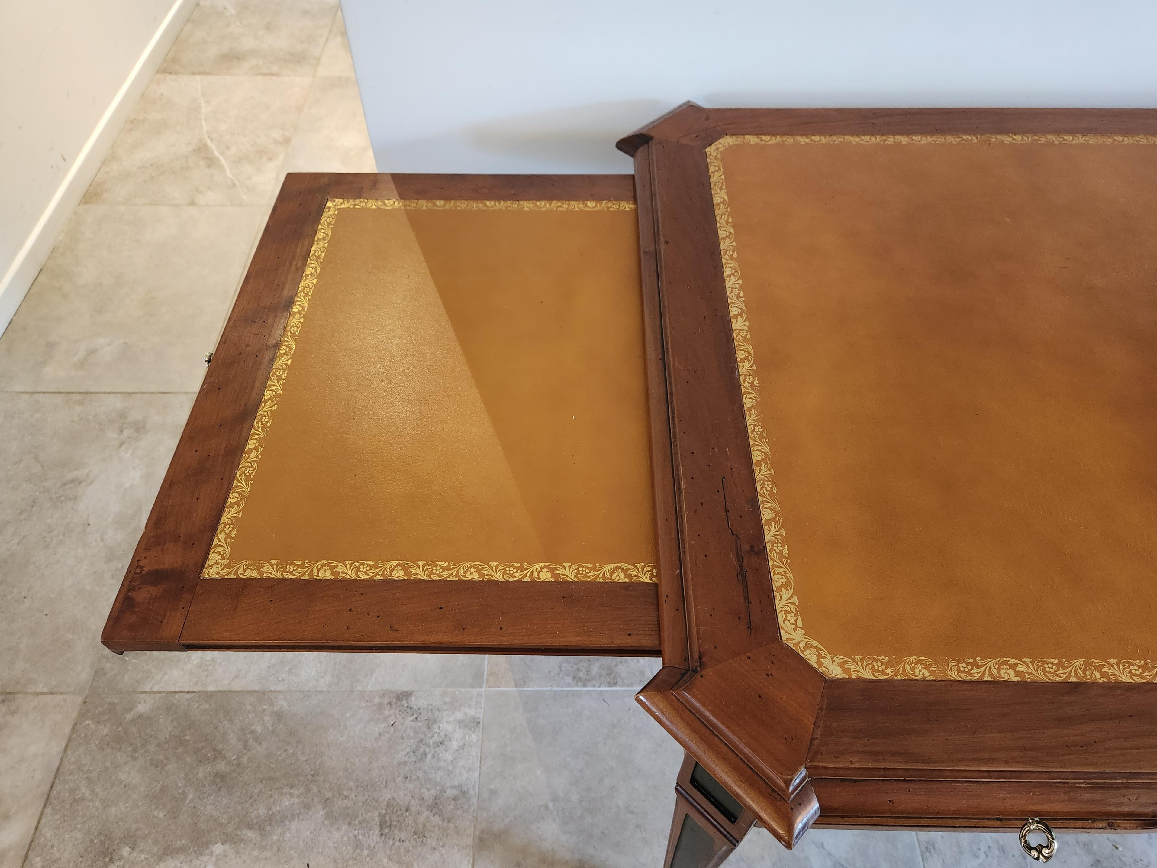 Bureau français ancien Louis XVI en cuir cognac en vente 5