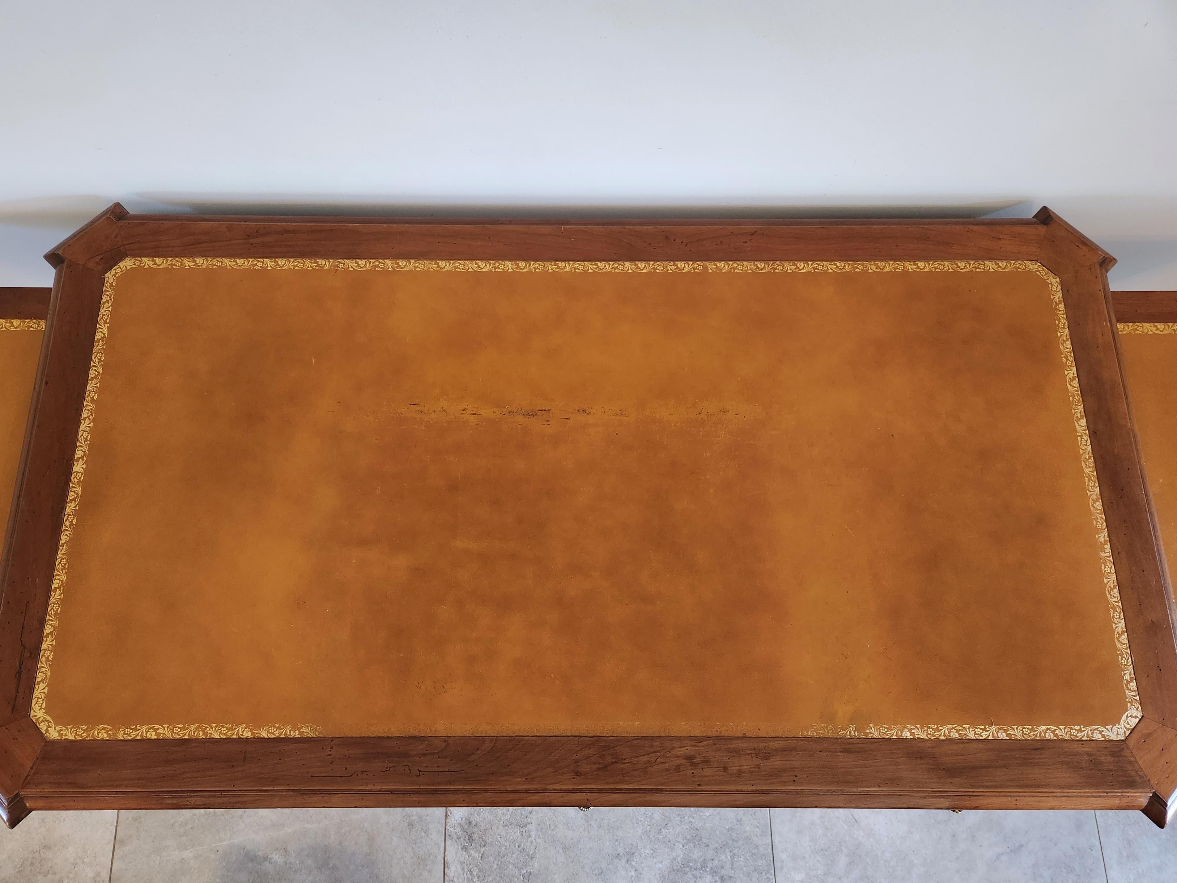 Bureau français ancien Louis XVI en cuir cognac en vente 6