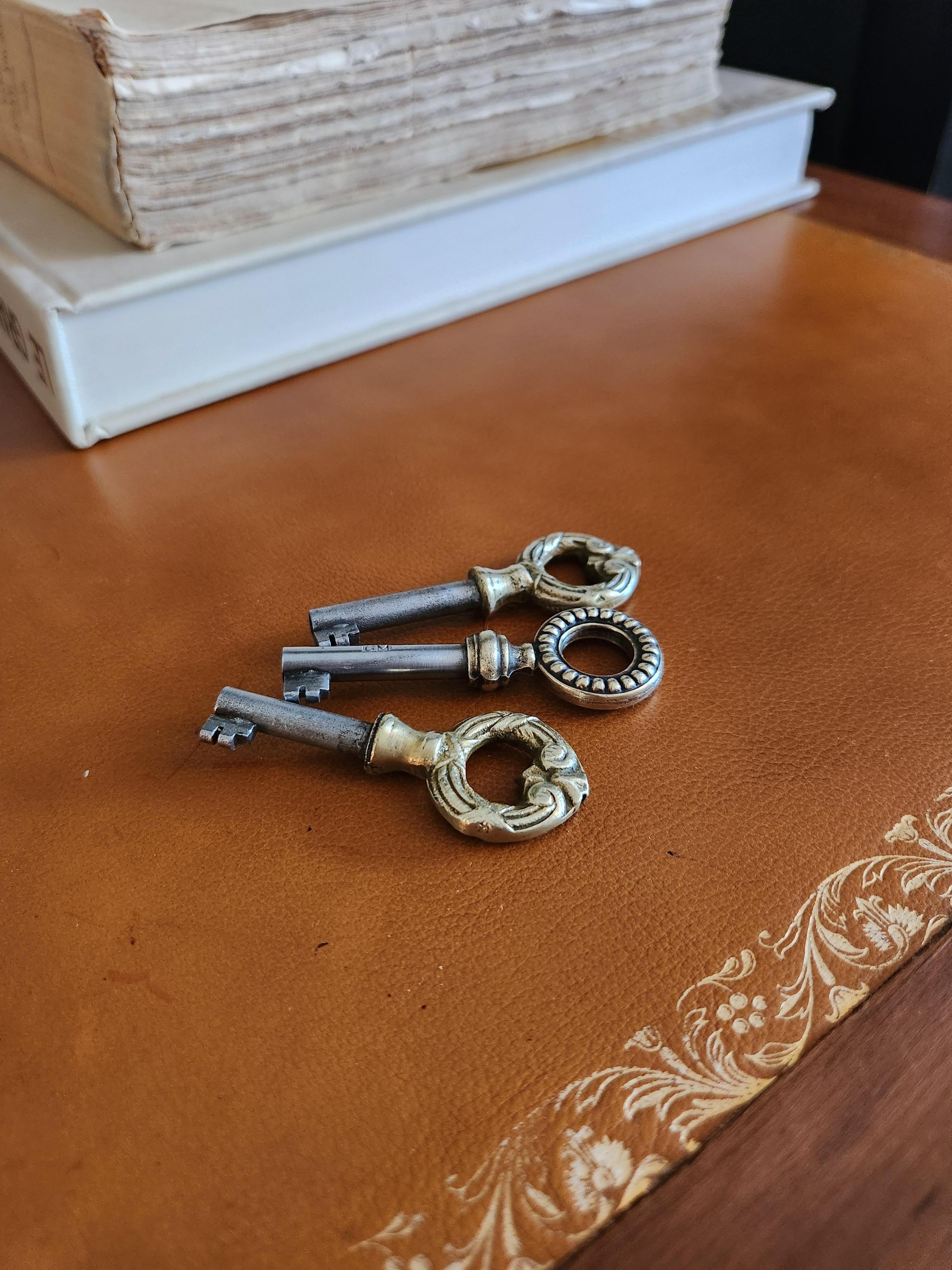 Bureau français ancien Louis XVI en cuir cognac en vente 8