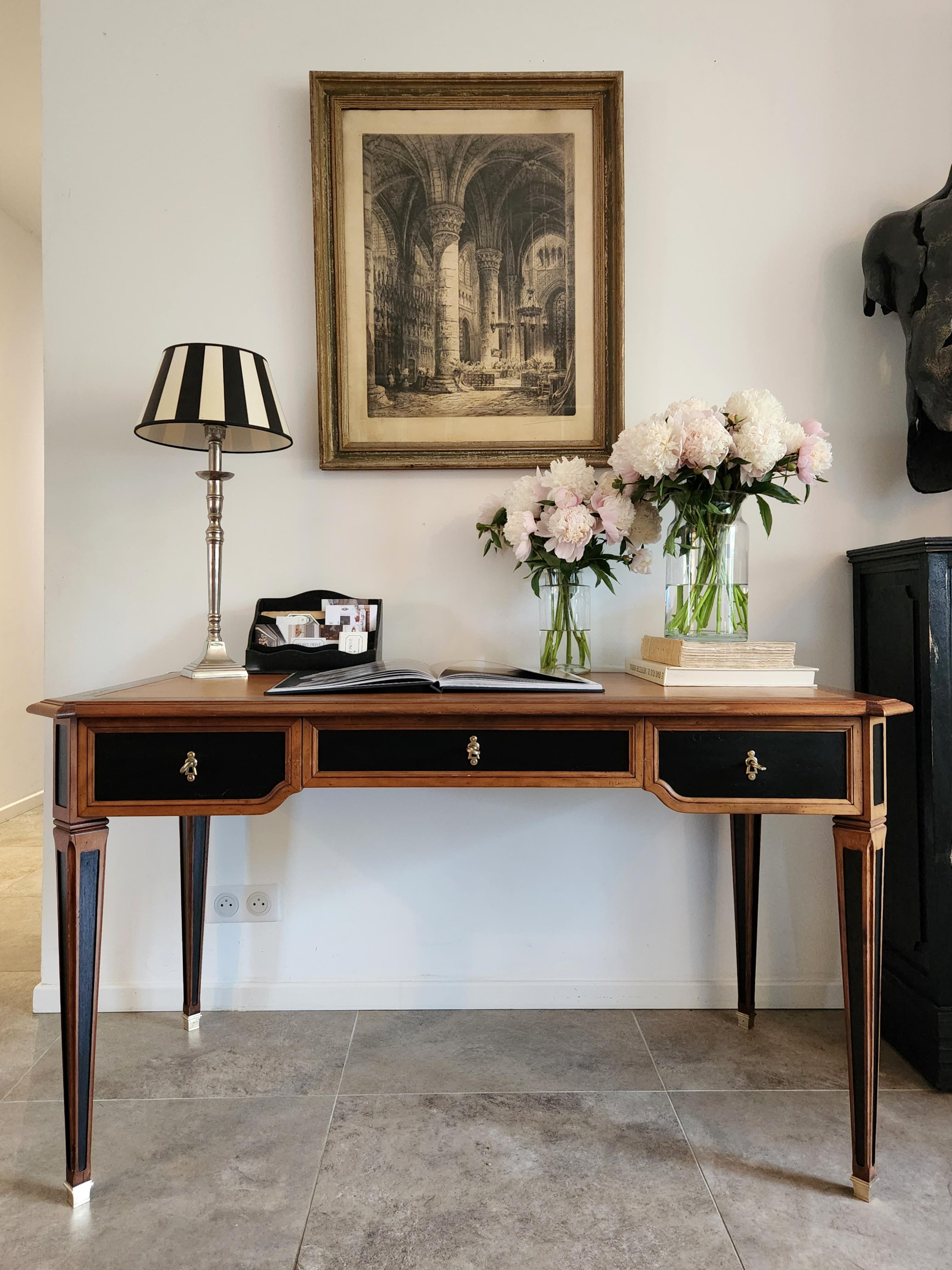 Bureau ancien de style Louis XVI avec plateau en cuir cognac et frise gaufrée or.
La façade de la pièce comporte trois tiroirs à queue d'aronde avec des détails et des clés en bronze.
Les serrures fonctionnent parfaitement.
Chaque côté est doté d'un