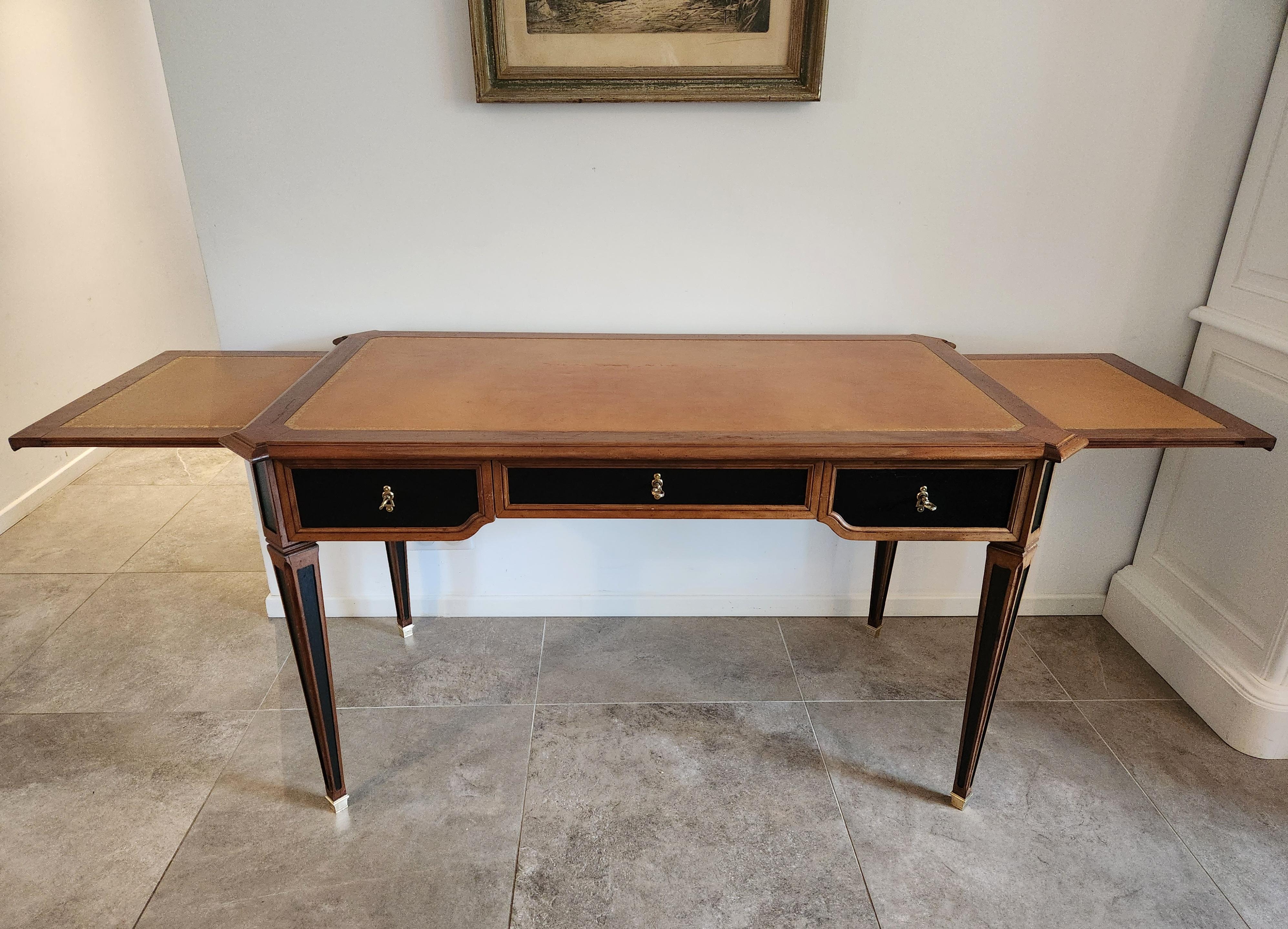 Bureau français ancien Louis XVI en cuir cognac en vente 1