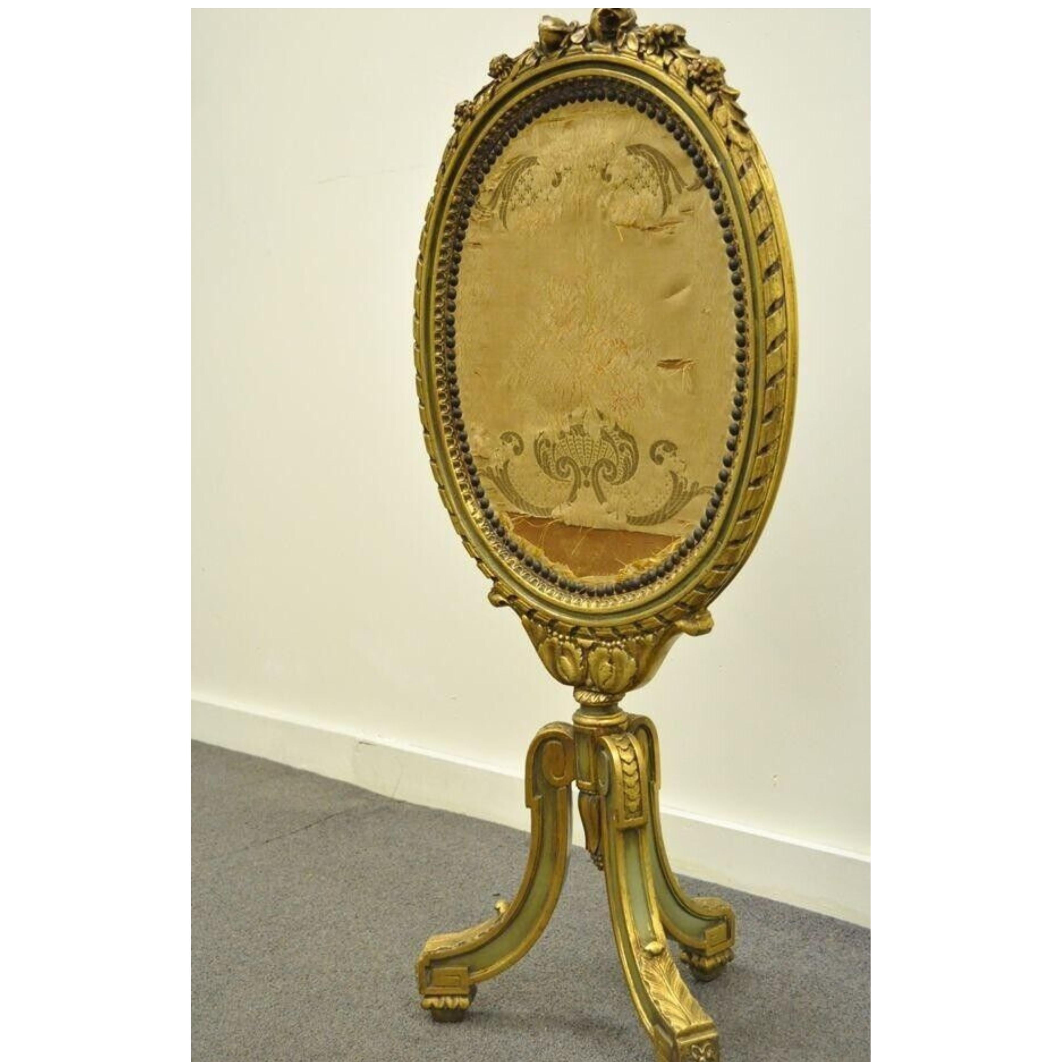 Ancien écran de cheminée ovale en bois doré sculpté de style Louis XVI / XV avec tapisserie. L'objet présente de magnifiques accents floraux sculptés, une base piédestale sculptée, un très bel objet ancien. Circa Early 1900s.
Mesures : 
Ensemble :