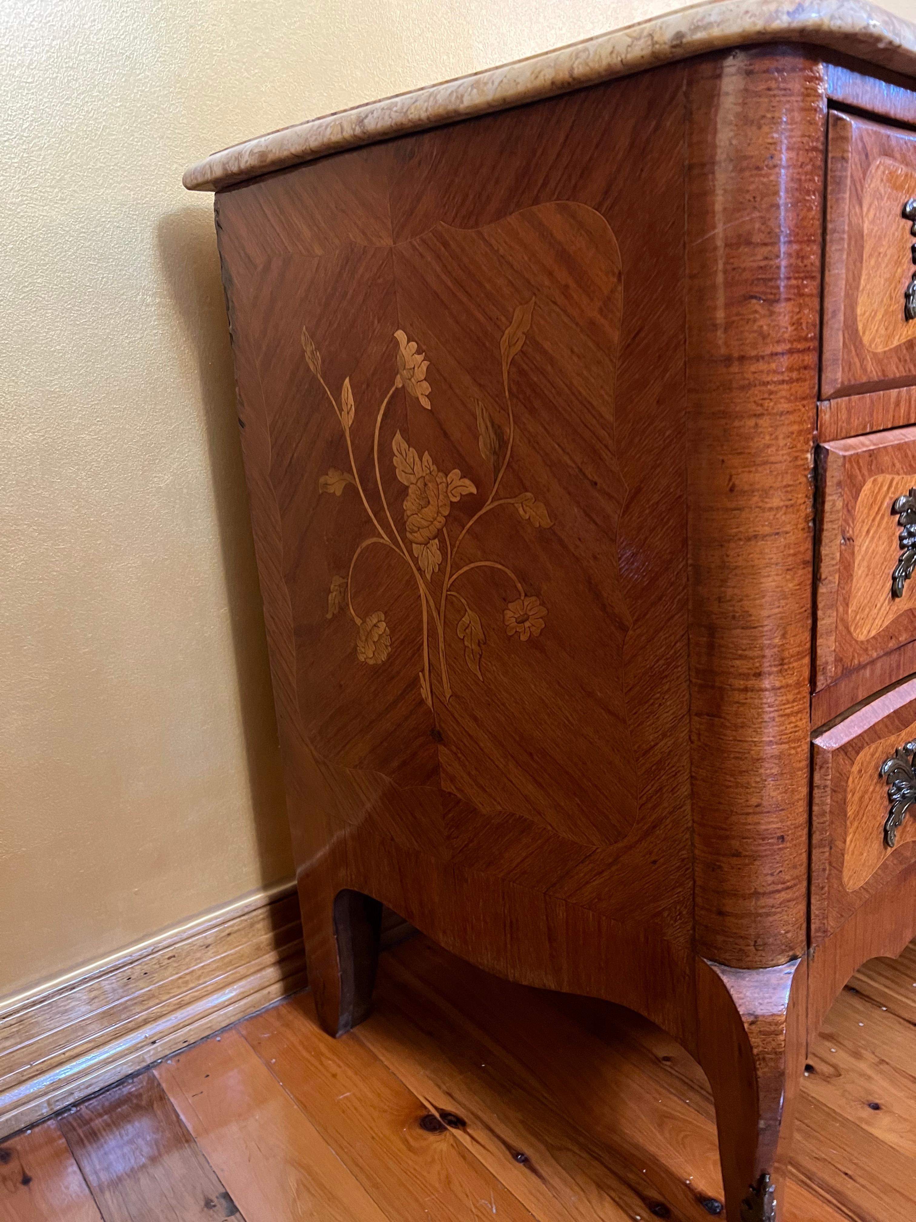 Antique French Louis XVth Three Drawer with Floral Marquetry Detail with Marble In Good Condition For Sale In EDENSOR PARK, NSW