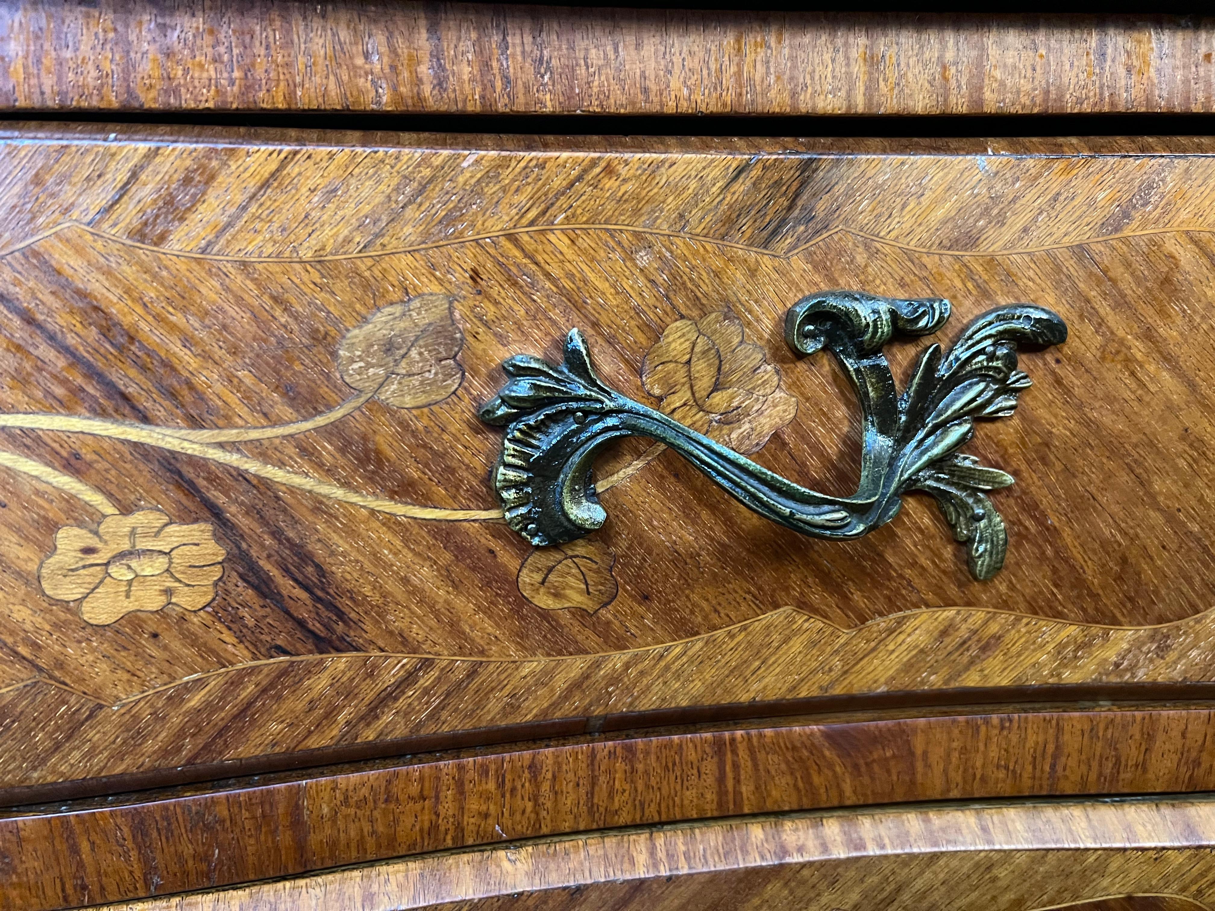 Antike französische Louis XV.-Drei Schubladen mit floraler Intarsienarbeit und Marmorverzierung  im Angebot 3
