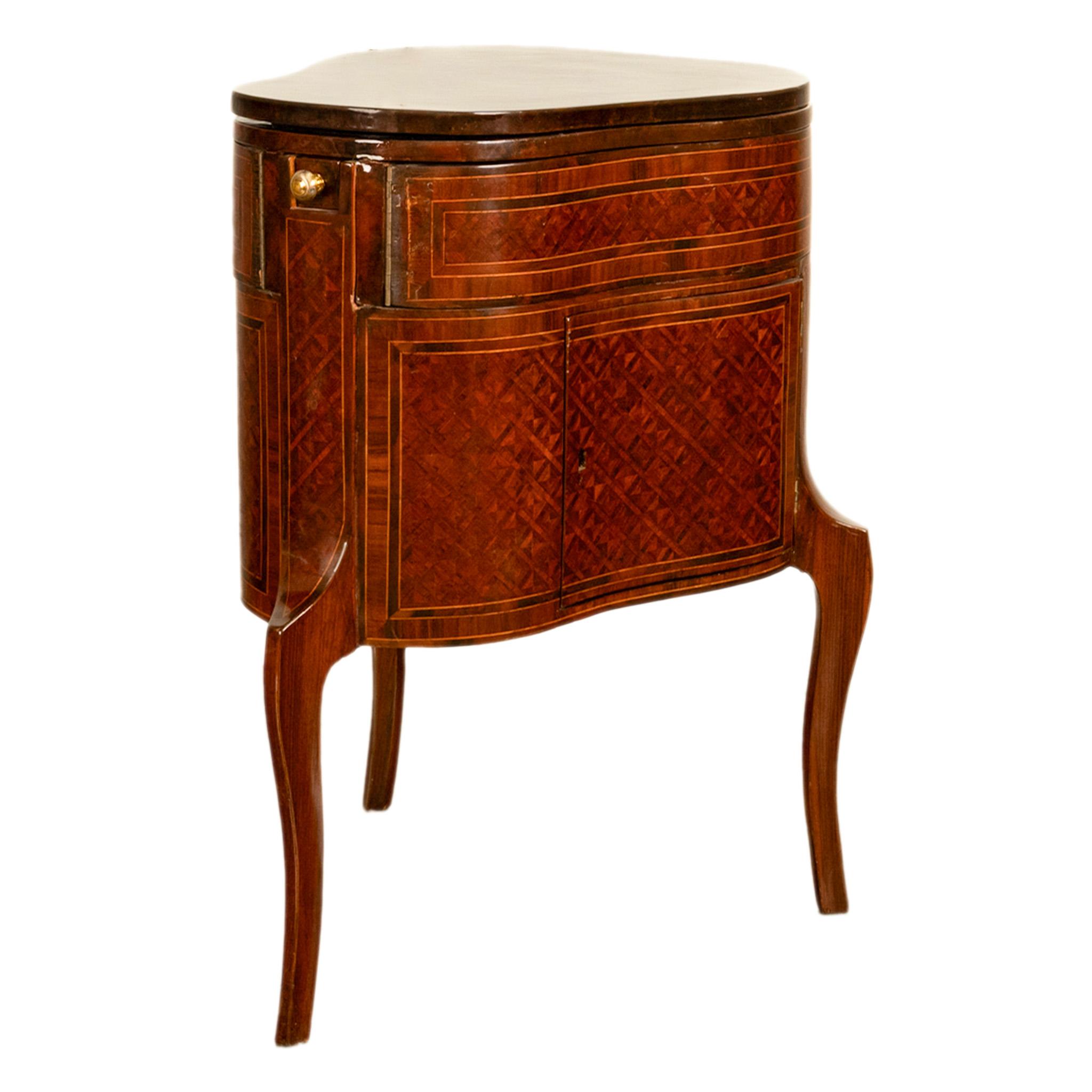 A rare & unusual antique French Louis XV inlaid Tulipwood & Amaranth heart-shaped table de toilette, desk circa 1820.
This rare heart shaped desk & vanity is lavishly made from tulipwood & amaranth (purpleheart) arranged in a geometric parquetry