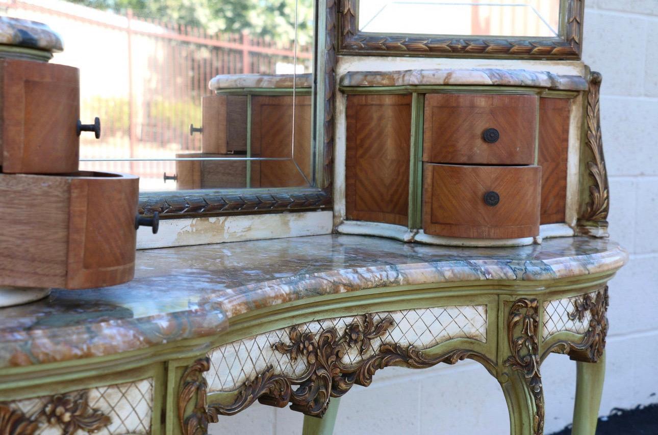 Antiker französischer Luis XV.-Schminktisch mit dreifachen klappbaren Tafeln (Spiegel) im Angebot