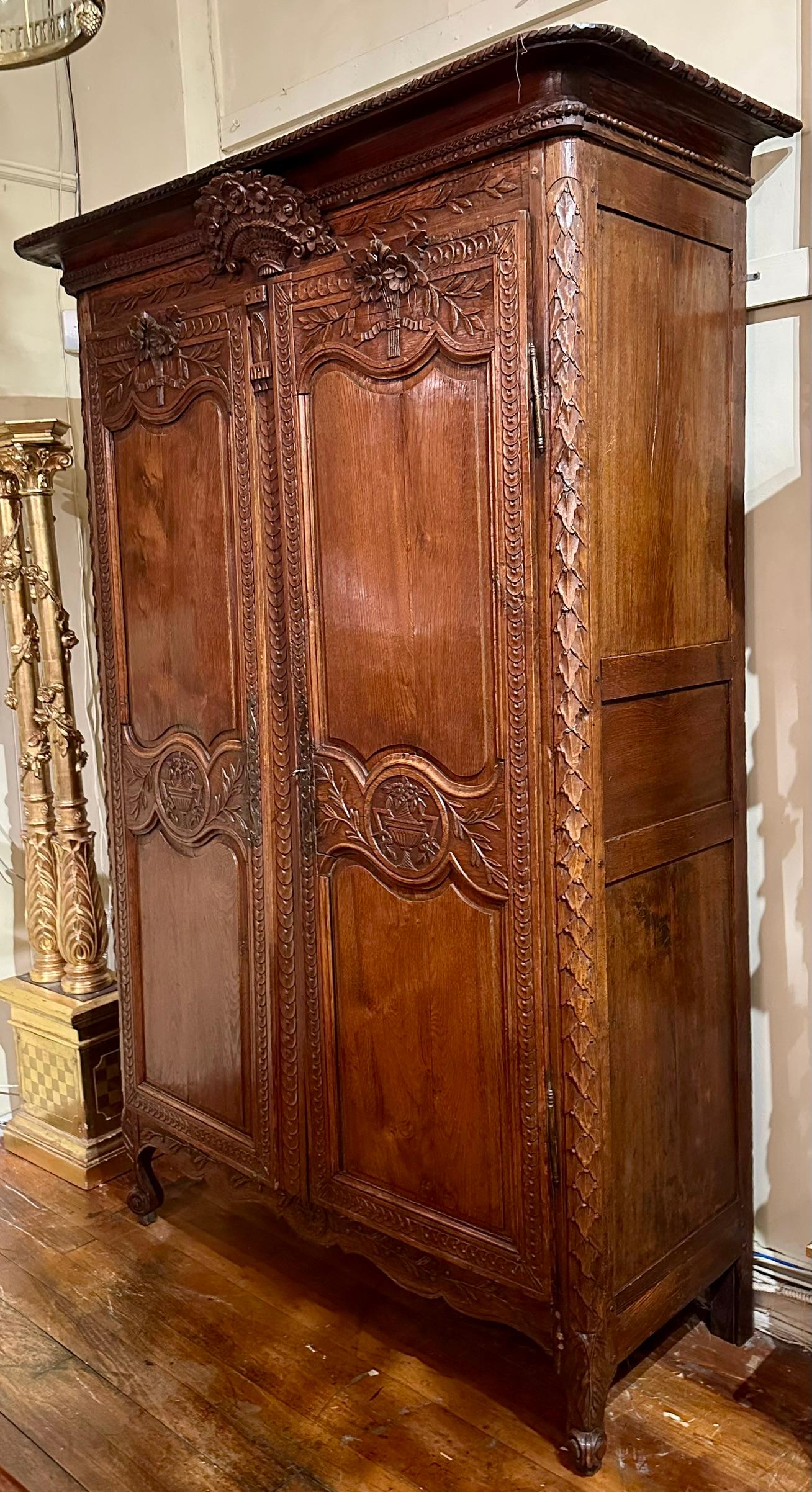 Antique French Lyonnaise Carved Oak Armoire, Circa 1790-1810. In Good Condition For Sale In New Orleans, LA