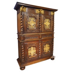 Buffet français ancien à 4 portes en noyer Lyonnaise de style Deux Corps avec rehauts dorés