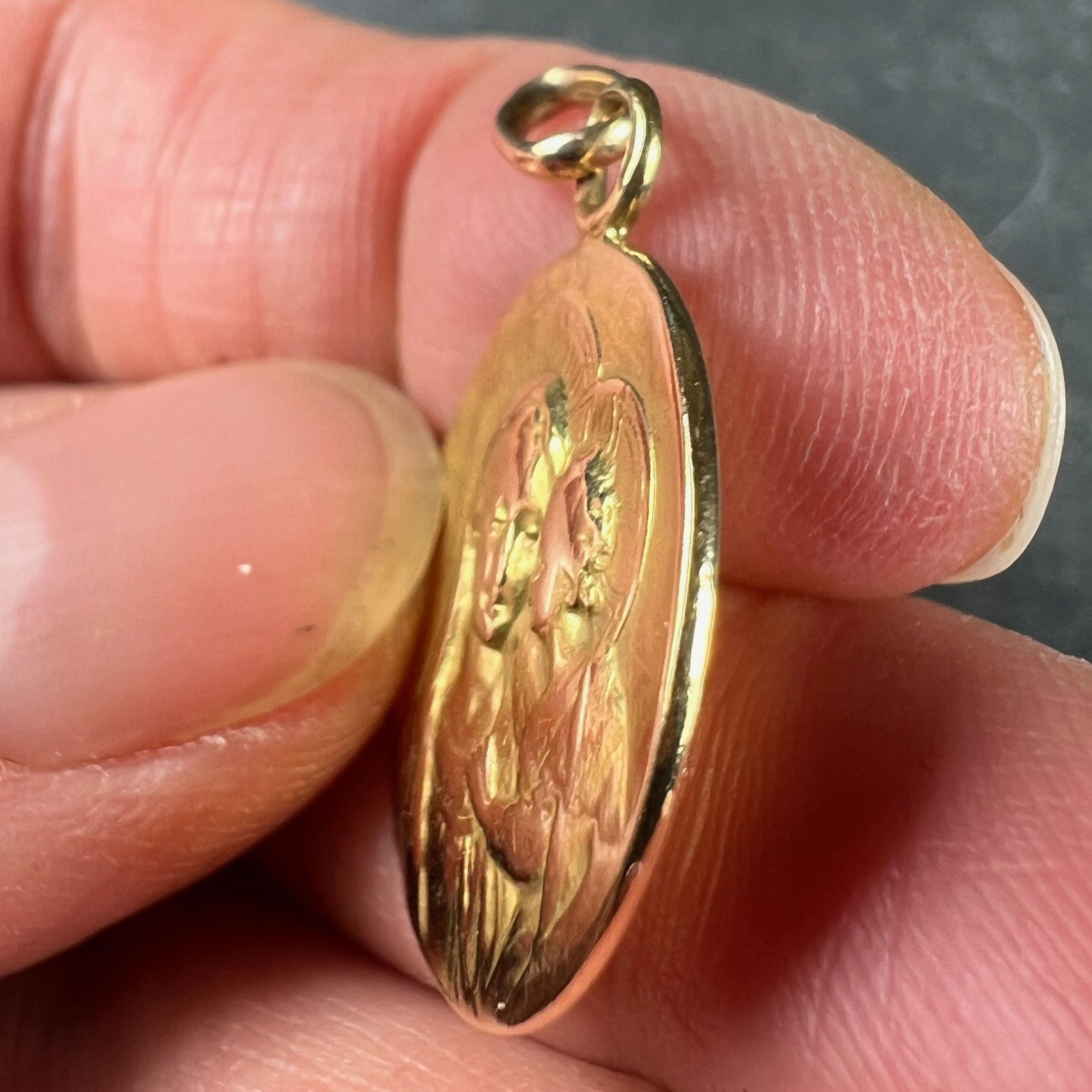 Antique French Madonna and Child 18K Yellow Gold Medal Pendant For Sale 3