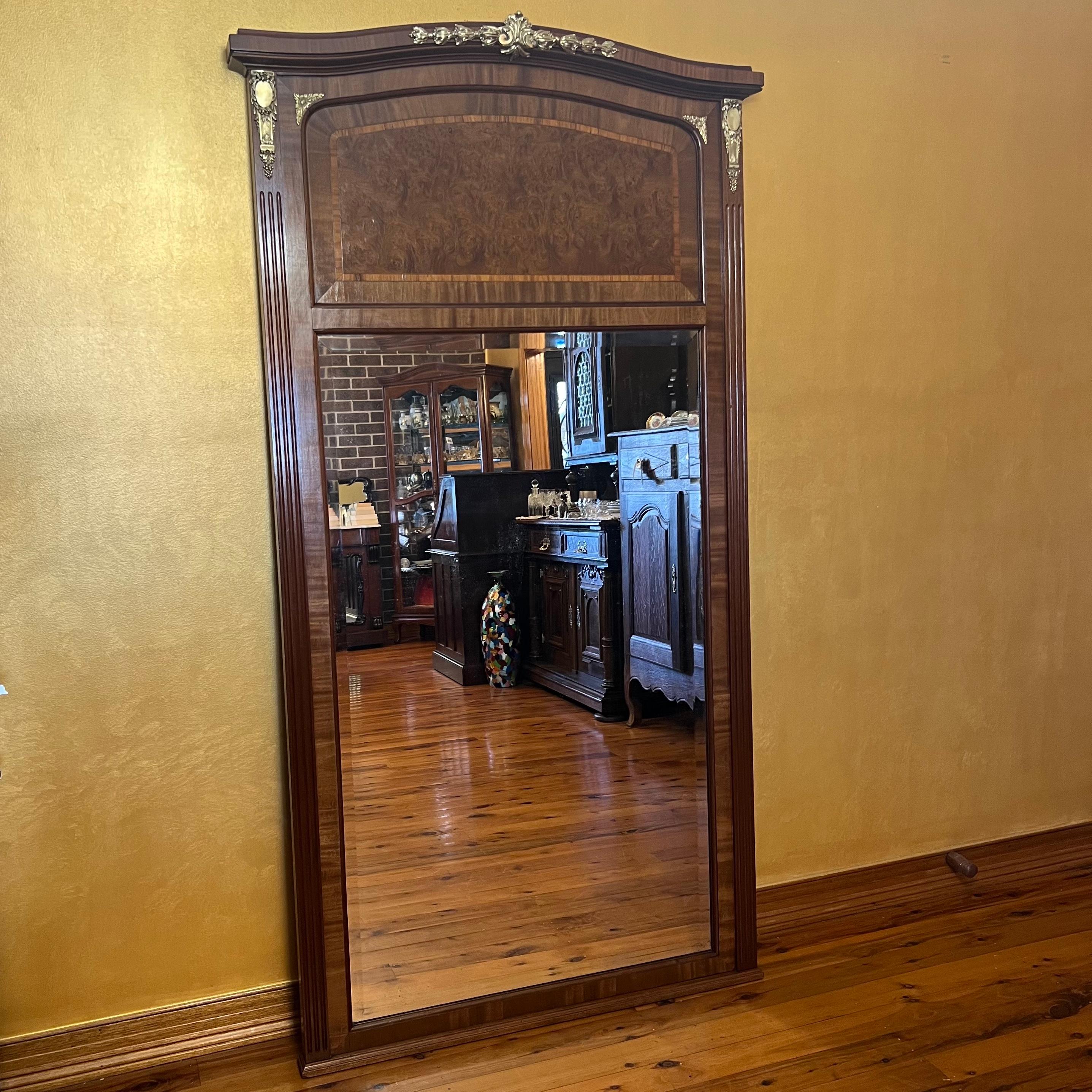 Ormolu Messingbeschläge, die poliert wurden, um wie neu auszusehen, schönes Detail in Holz auf der Oberseite des Spiegels, Schnitzerei Detail auf beiden Seiten, hat eine Aufhängemöglichkeit, abgeschrägter Spiegel, Spiegel hat Flecken auf sie von