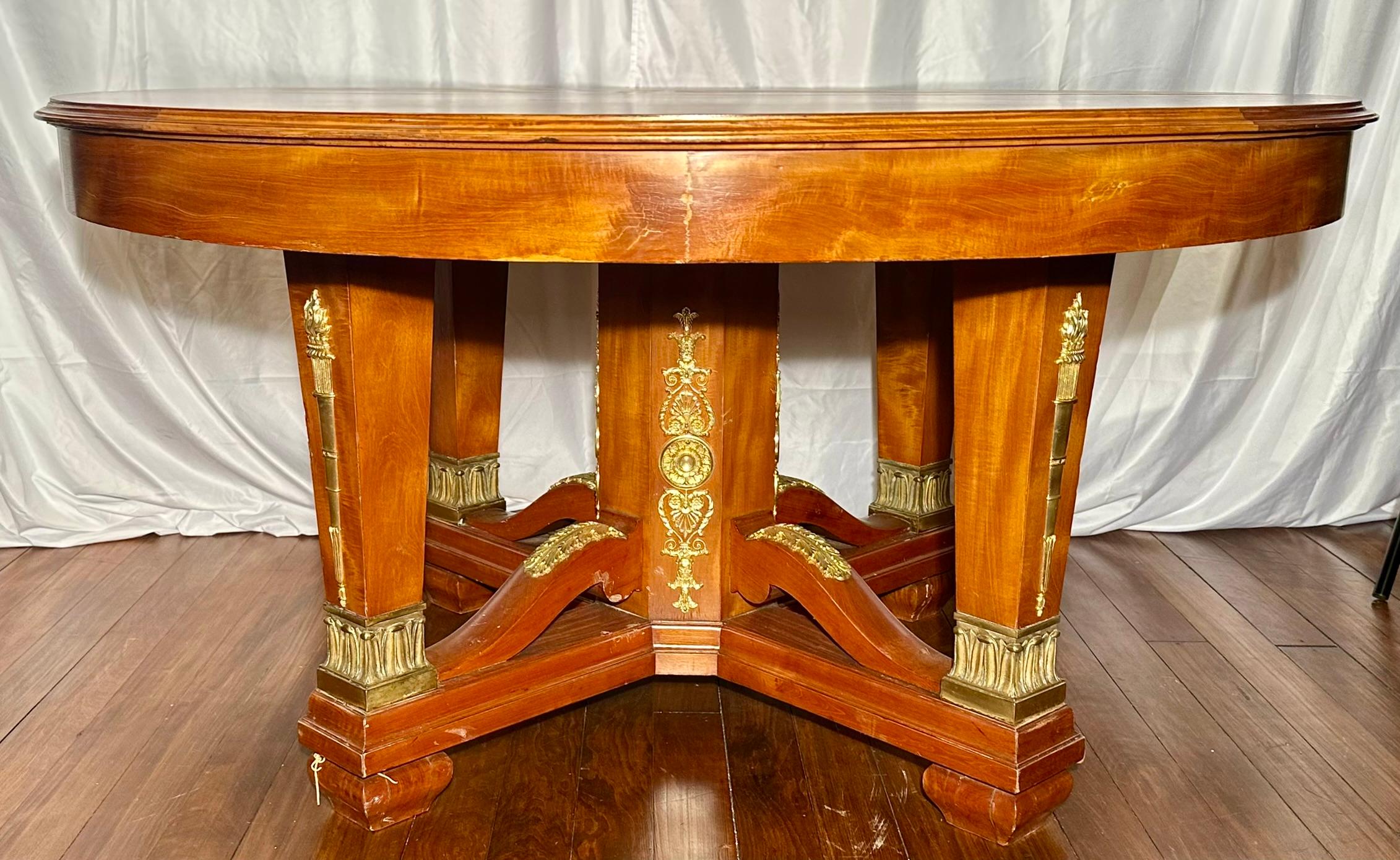 Antique French Napoleon III Bronze D' Ore Mounted Mahogany Center Table that also Extends into an 11 ft Dining Table, Circa 1860-1870.
Il tavolo ha delle foglie che possono essere aggiunte per allungare il tavolo fino a 133