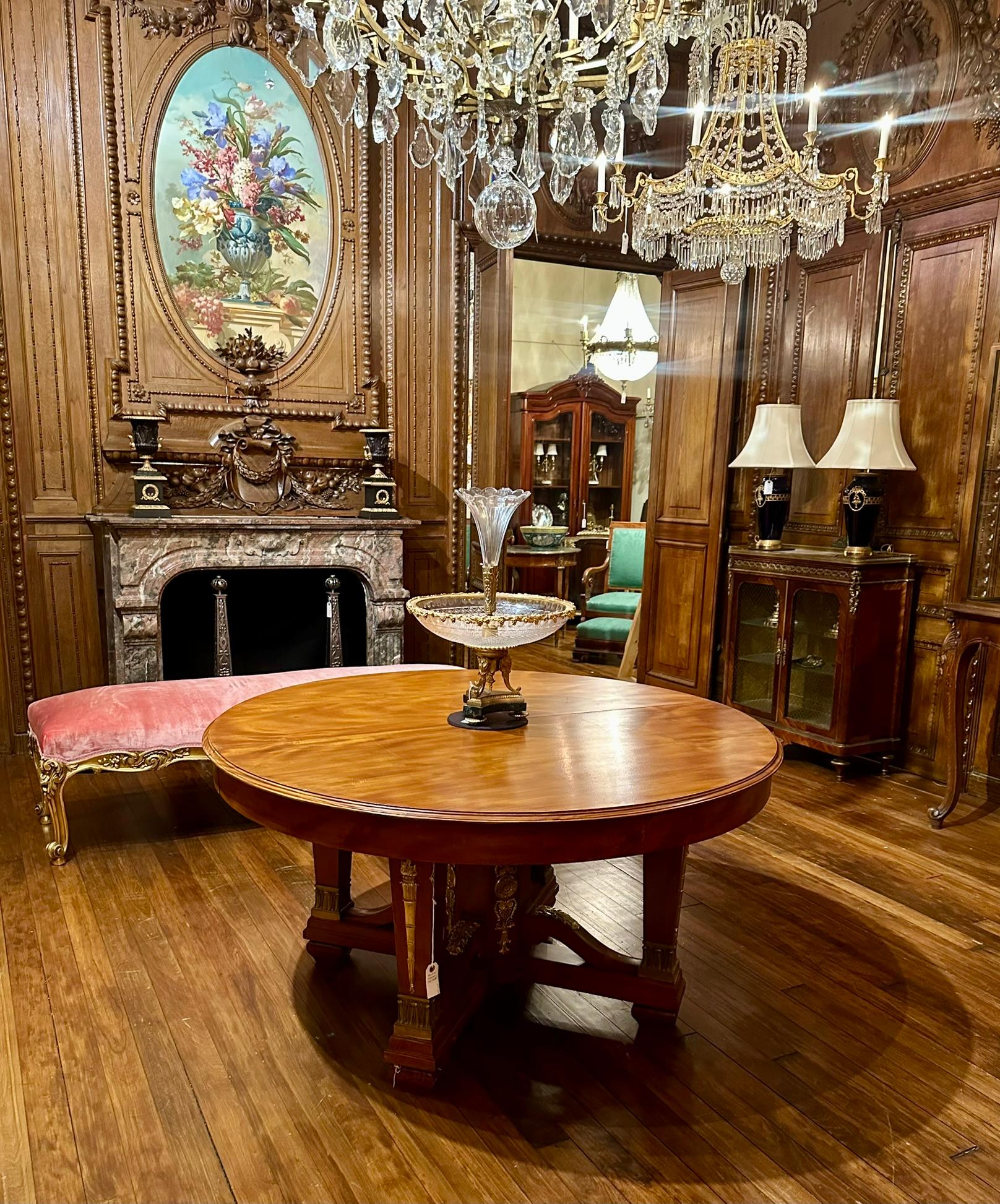 Antico tavolo da centro in mogano francese che si allunga fino a diventare un tavolo da pranzo di 11 piedi, CIRCA 1870. In condizioni buone in vendita a New Orleans, LA