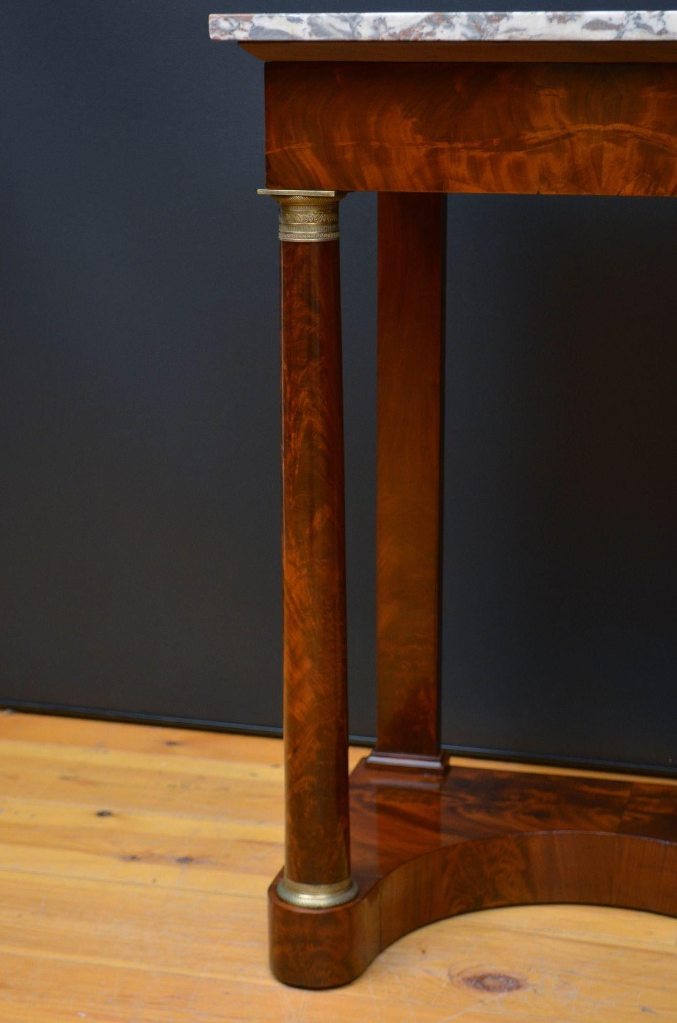 Table console française ancienne en acajou en vente 4