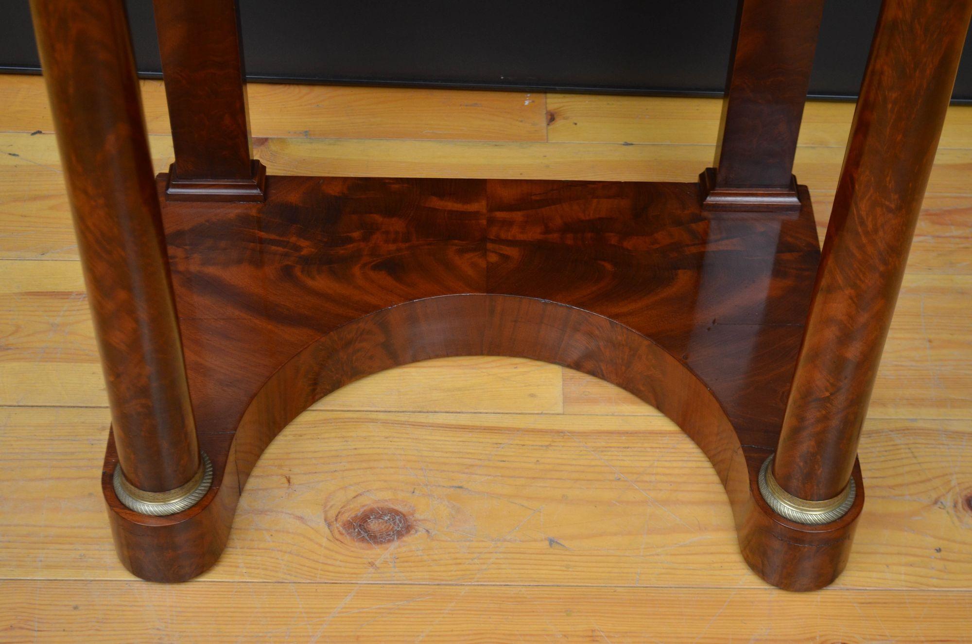 Table console française ancienne en acajou en vente 8