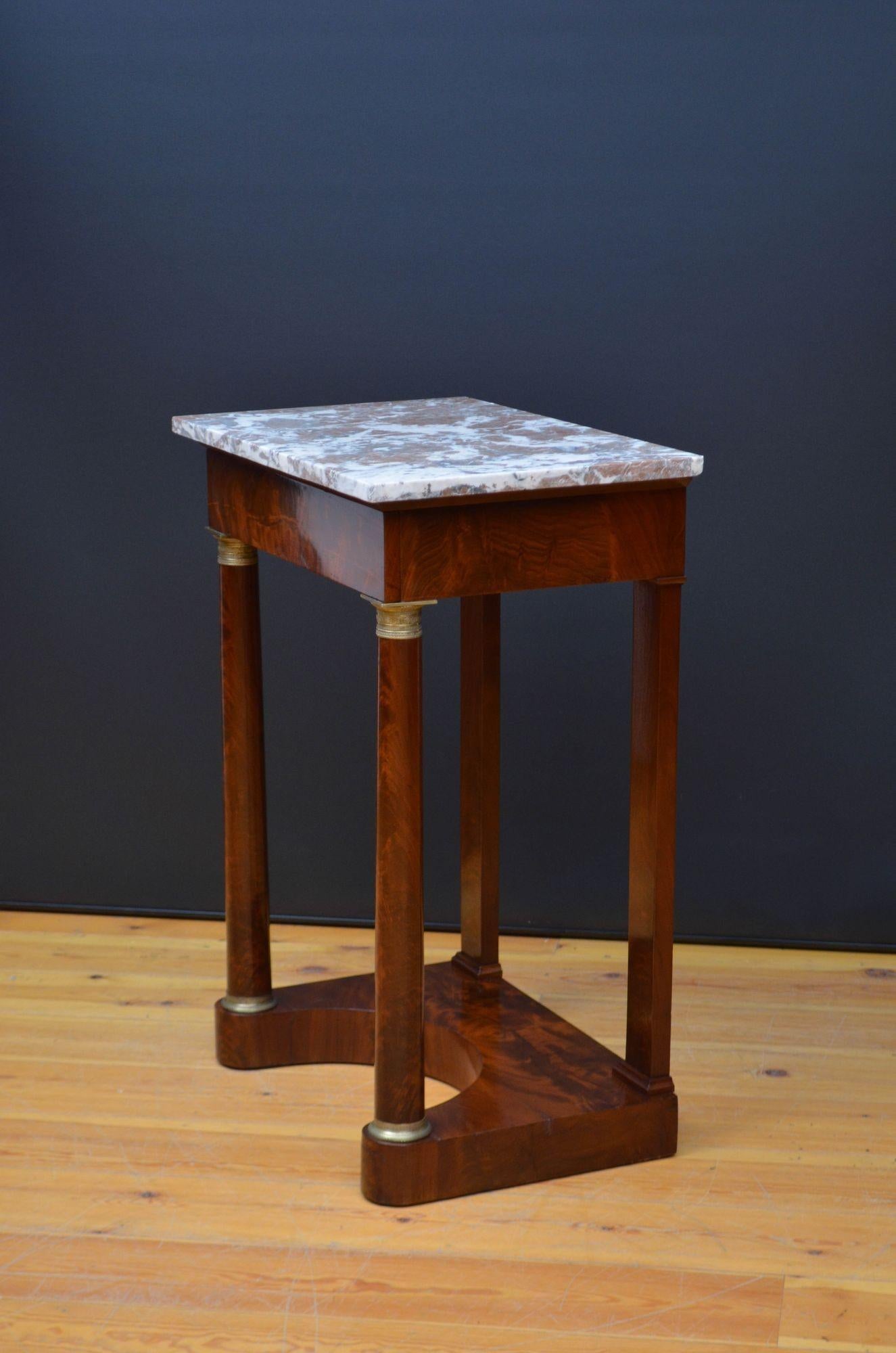 Table console française ancienne en acajou en vente 9