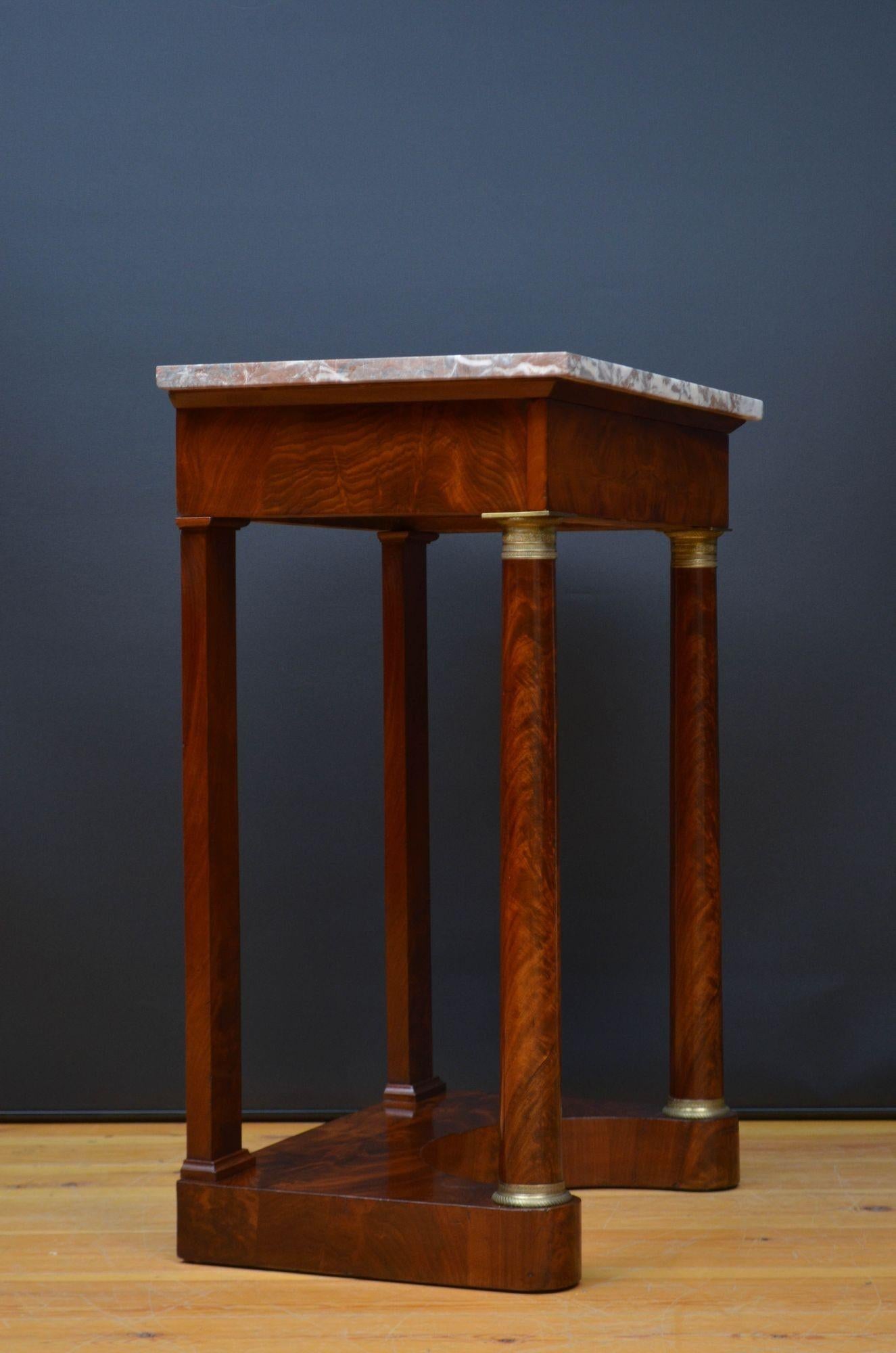 Table console française ancienne en acajou en vente 12
