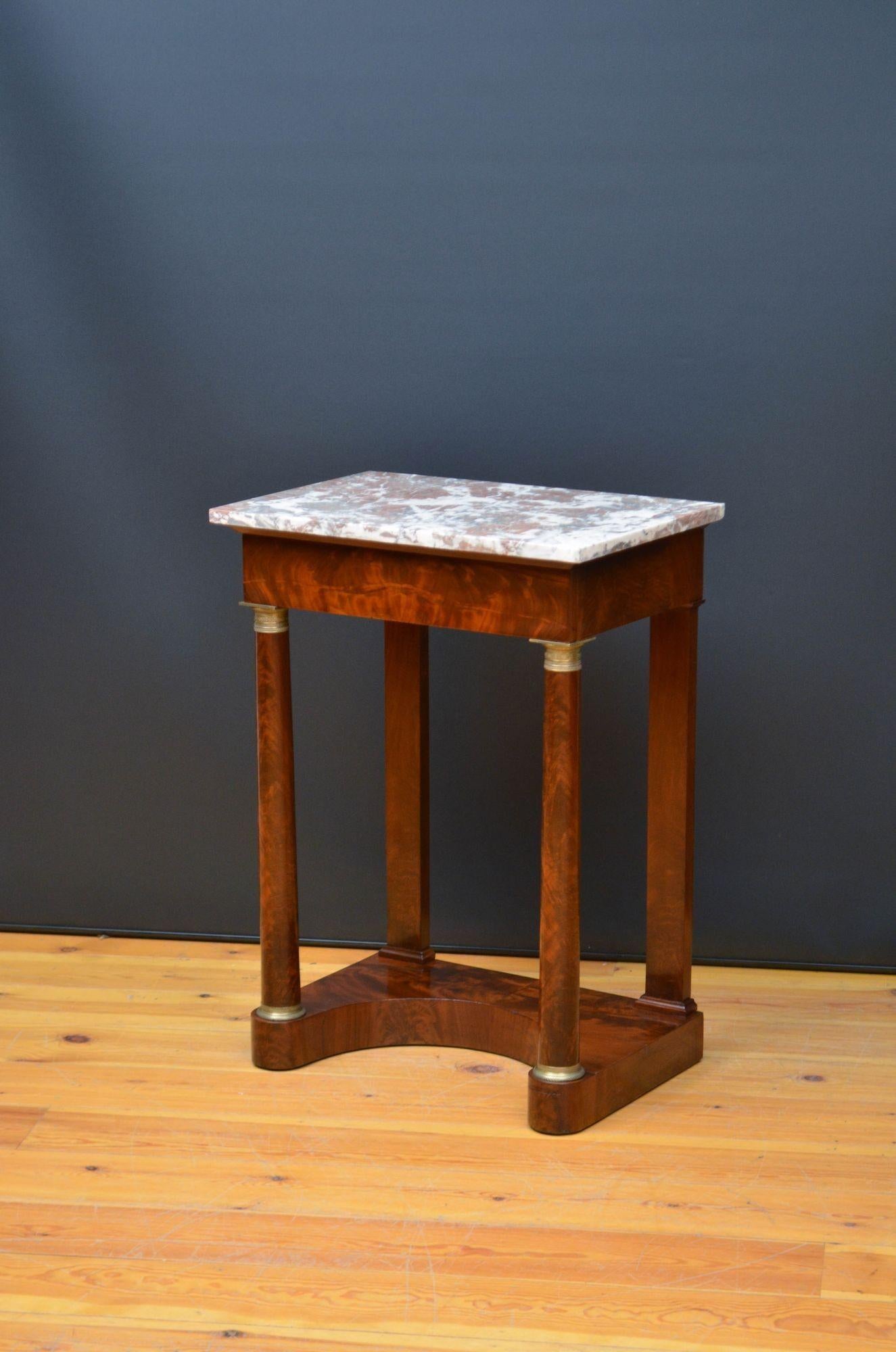 Sn5549 Console française du début du 19e siècle, de belle qualité et très élégante, en acajou, avec un plateau en marbre veiné d'origine au-dessus d'un tiroir en acajou flammé doublé de chêne, reposant sur des colonnes en acajou flammé avec un
