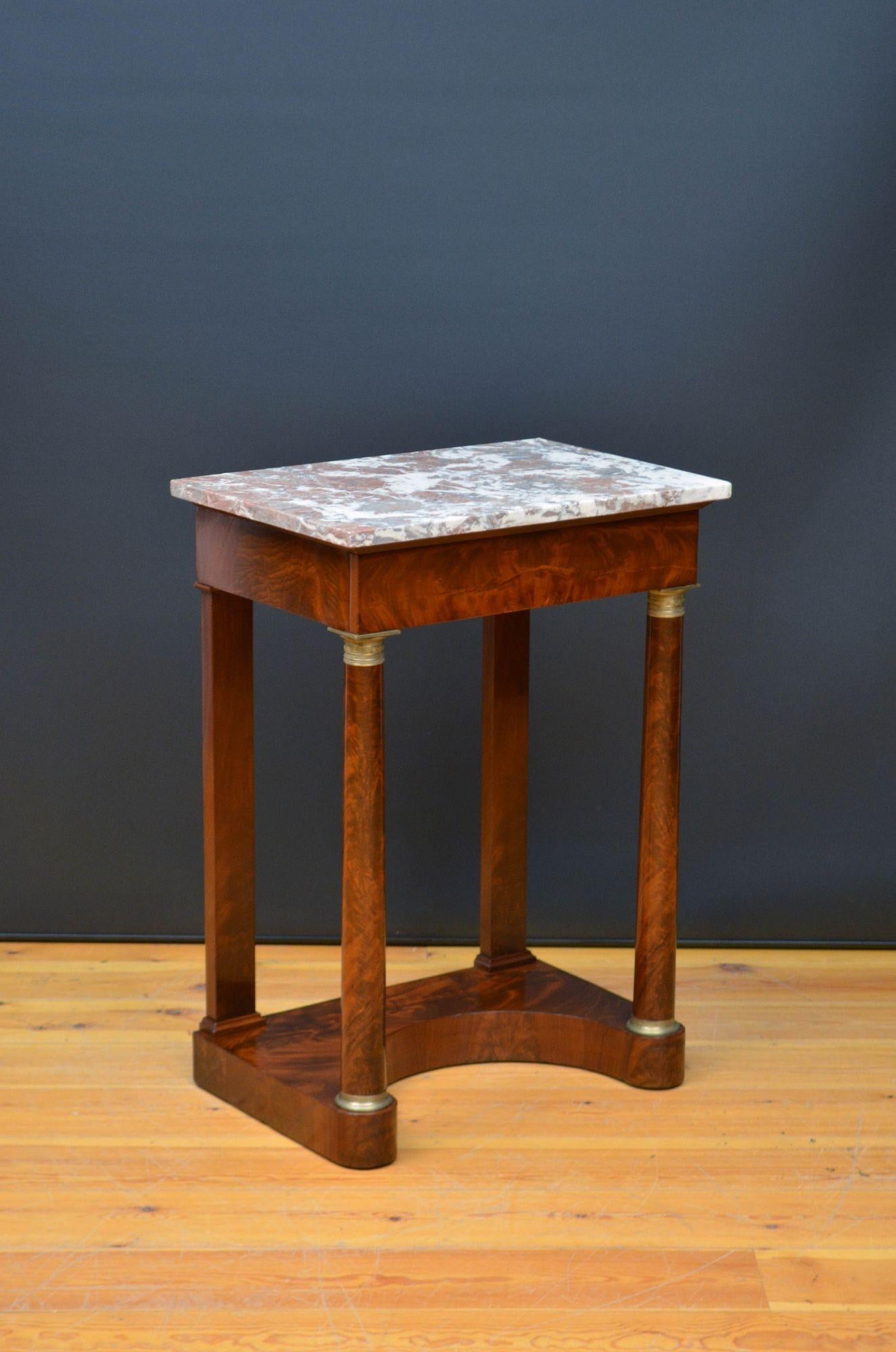 Français Table console française ancienne en acajou en vente