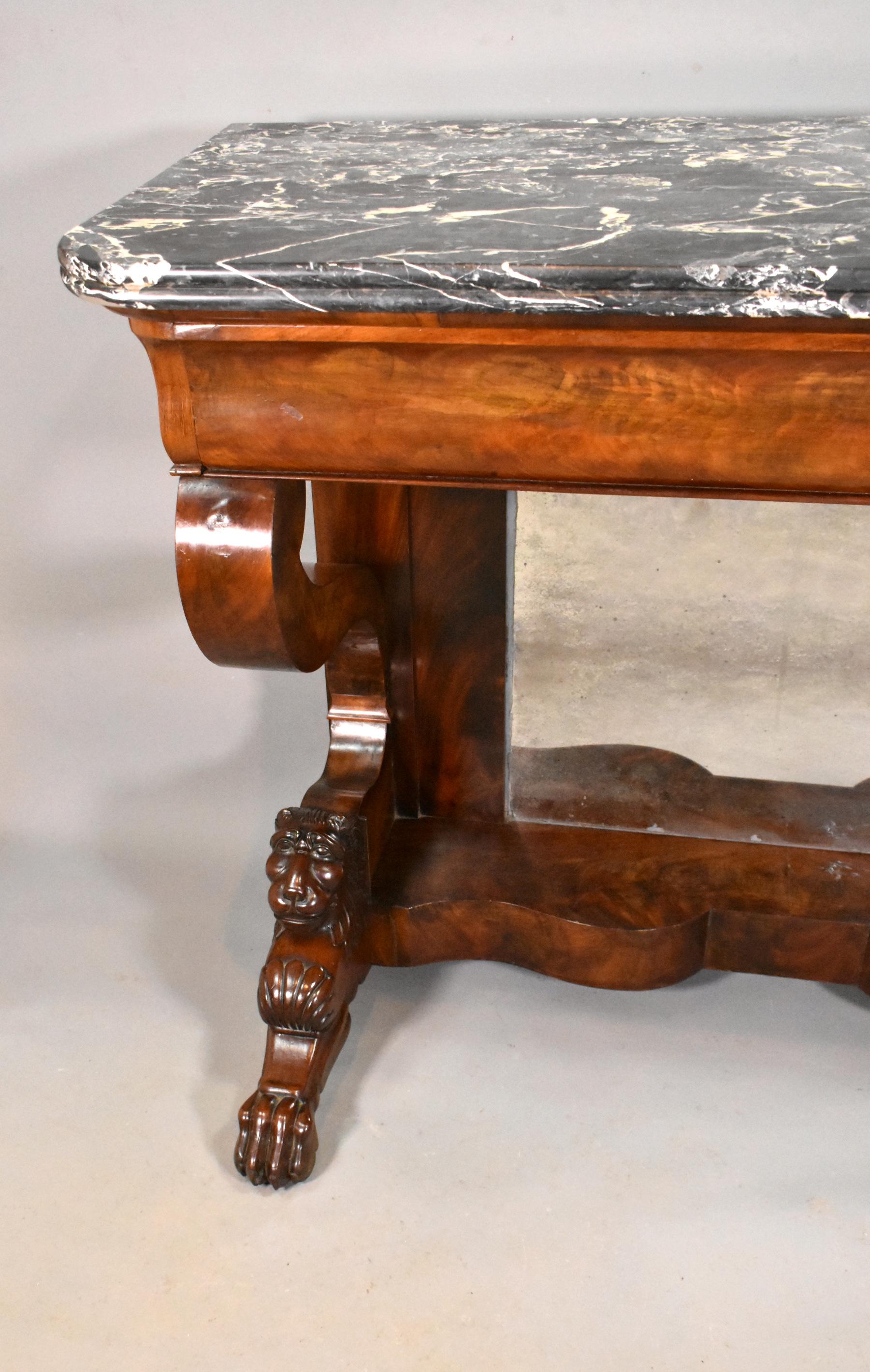 Français Ancienne table console française en acajou Louis Philippe en vente