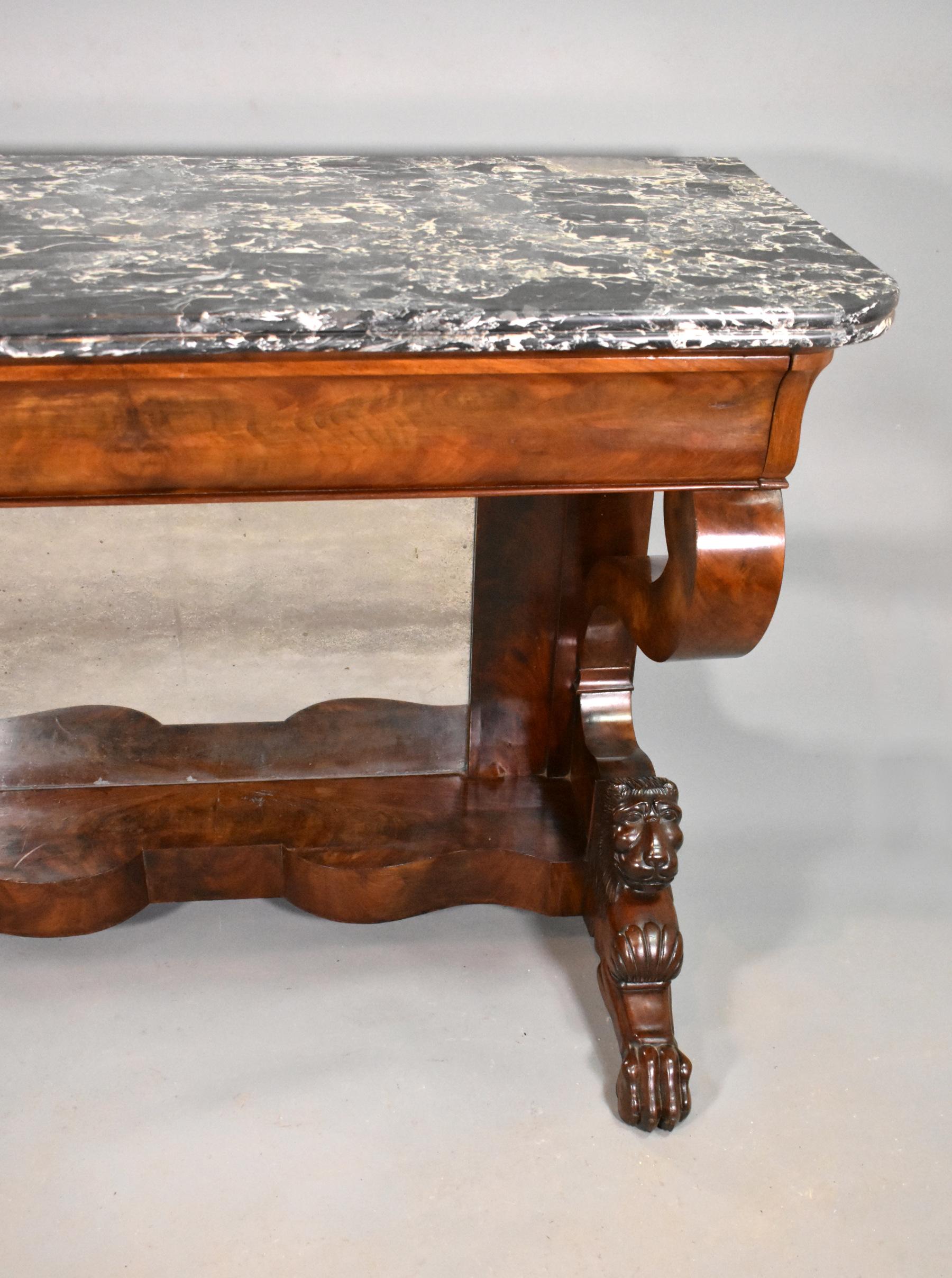 Sculpté Ancienne table console française en acajou Louis Philippe en vente