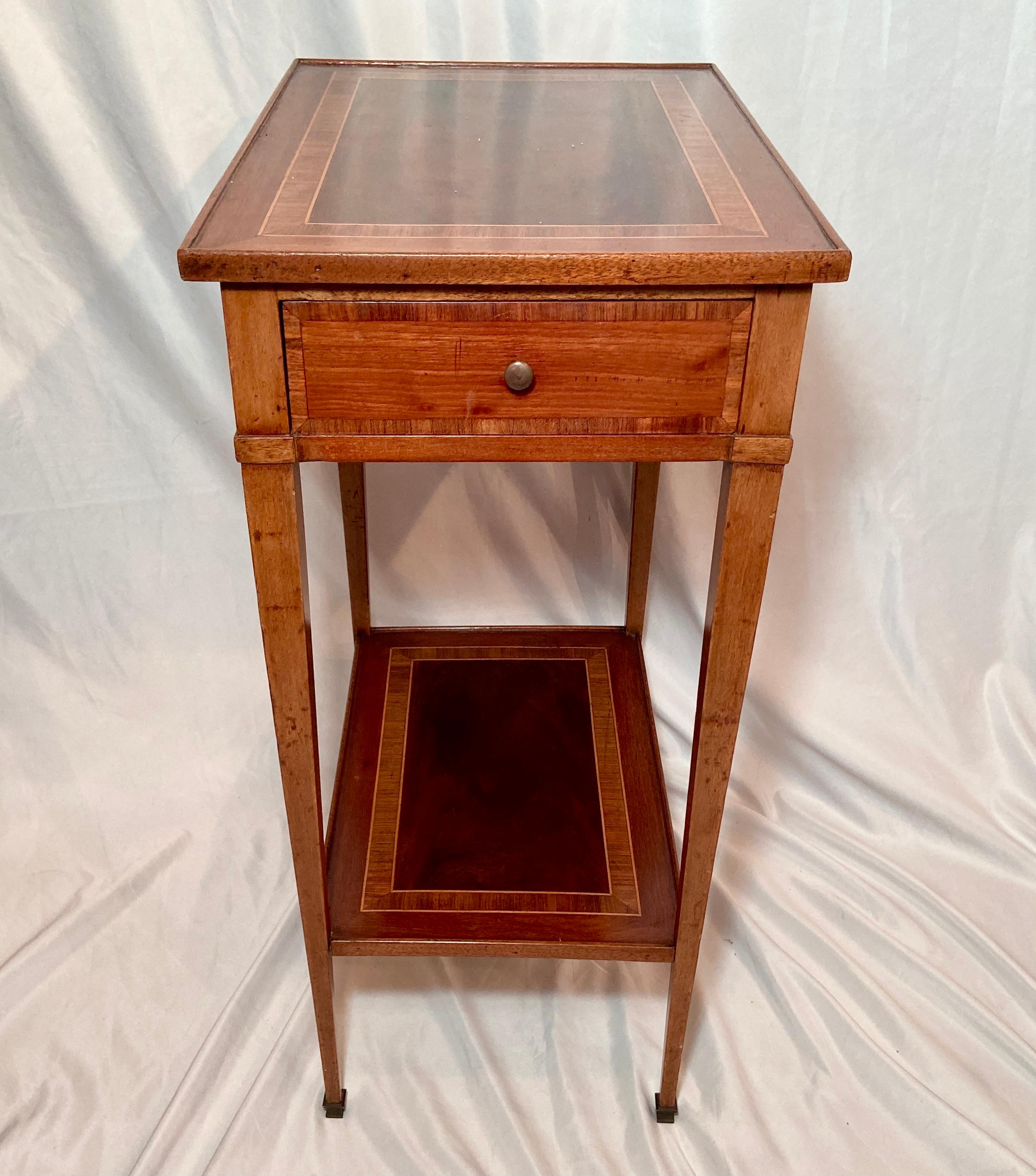 Ancienne table à lampe française en acajou « Directoire », vers 1870-1890 Bon état - En vente à New Orleans, LA