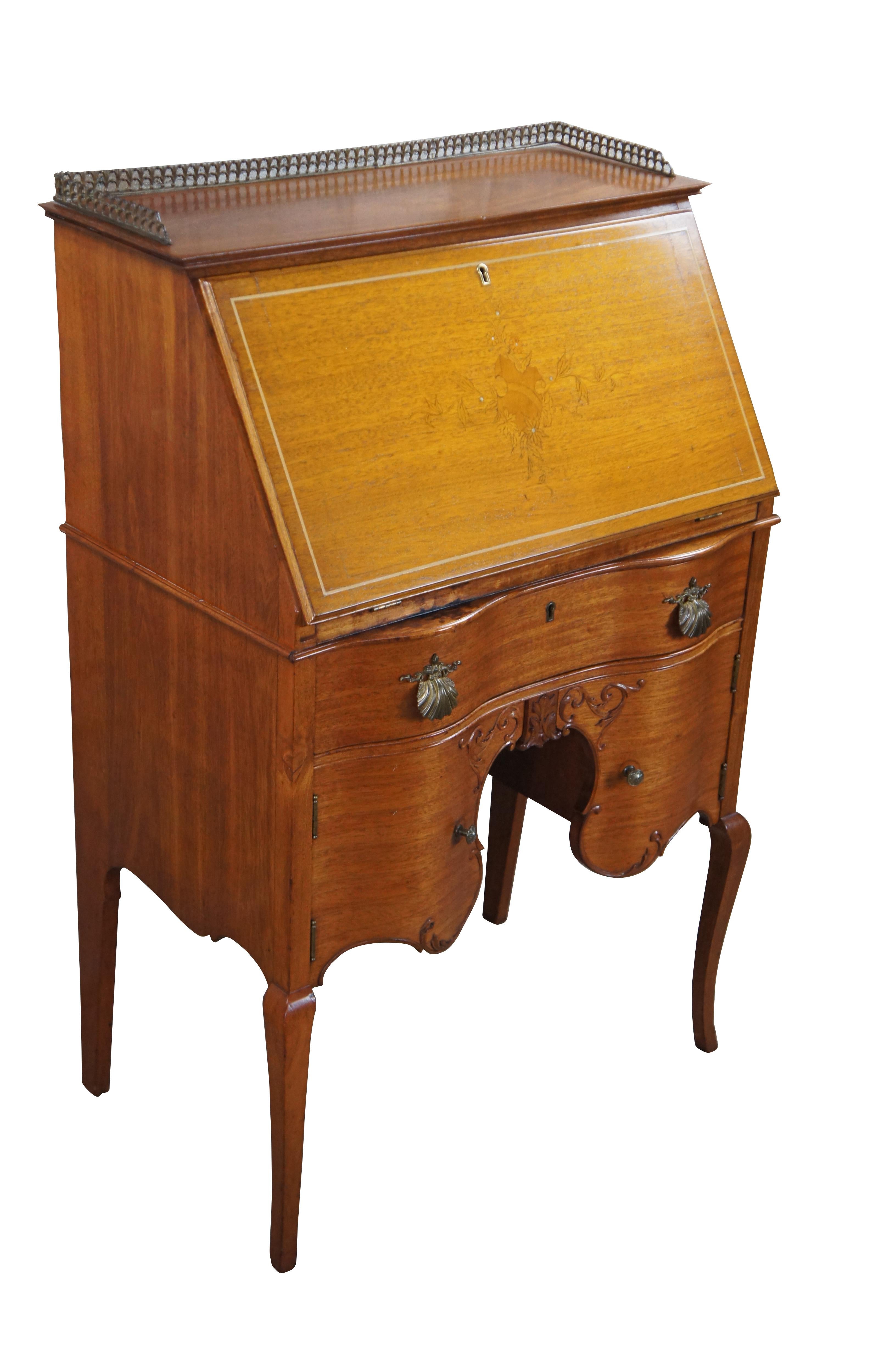 Antique French Victorian secretary / library writing desk. Realizzato in mogano, presenta un'anta frontale a ribalta intarsiata con motivi floreali in madreperla e scudi, che si apre su un piano di scrittura con diversi scomparti e cassetti.  La