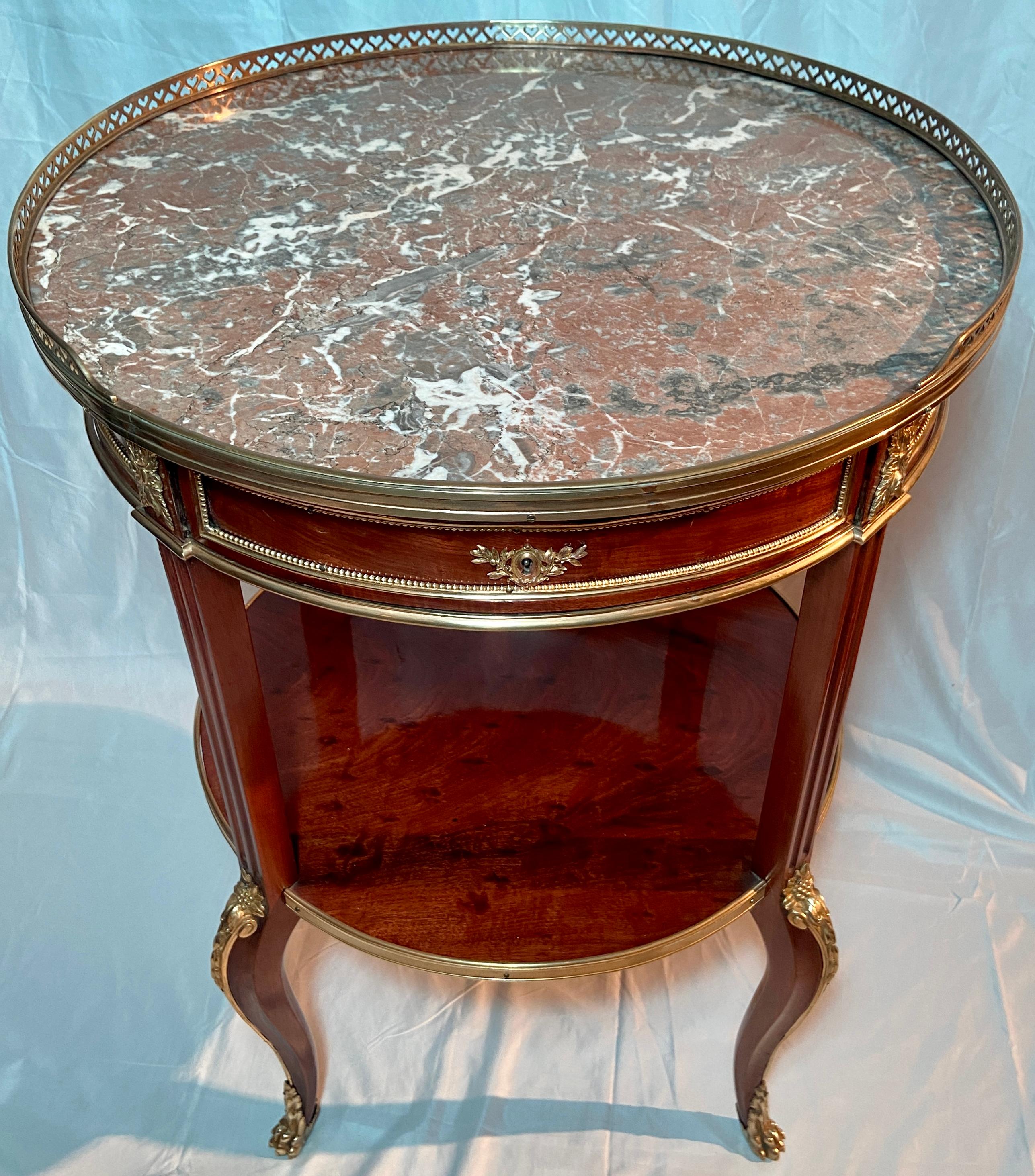 Table bouillotte française ancienne en acajou et bronze doré à dessus marbré, vers 1880.
Joli plateau en marbre galbé.