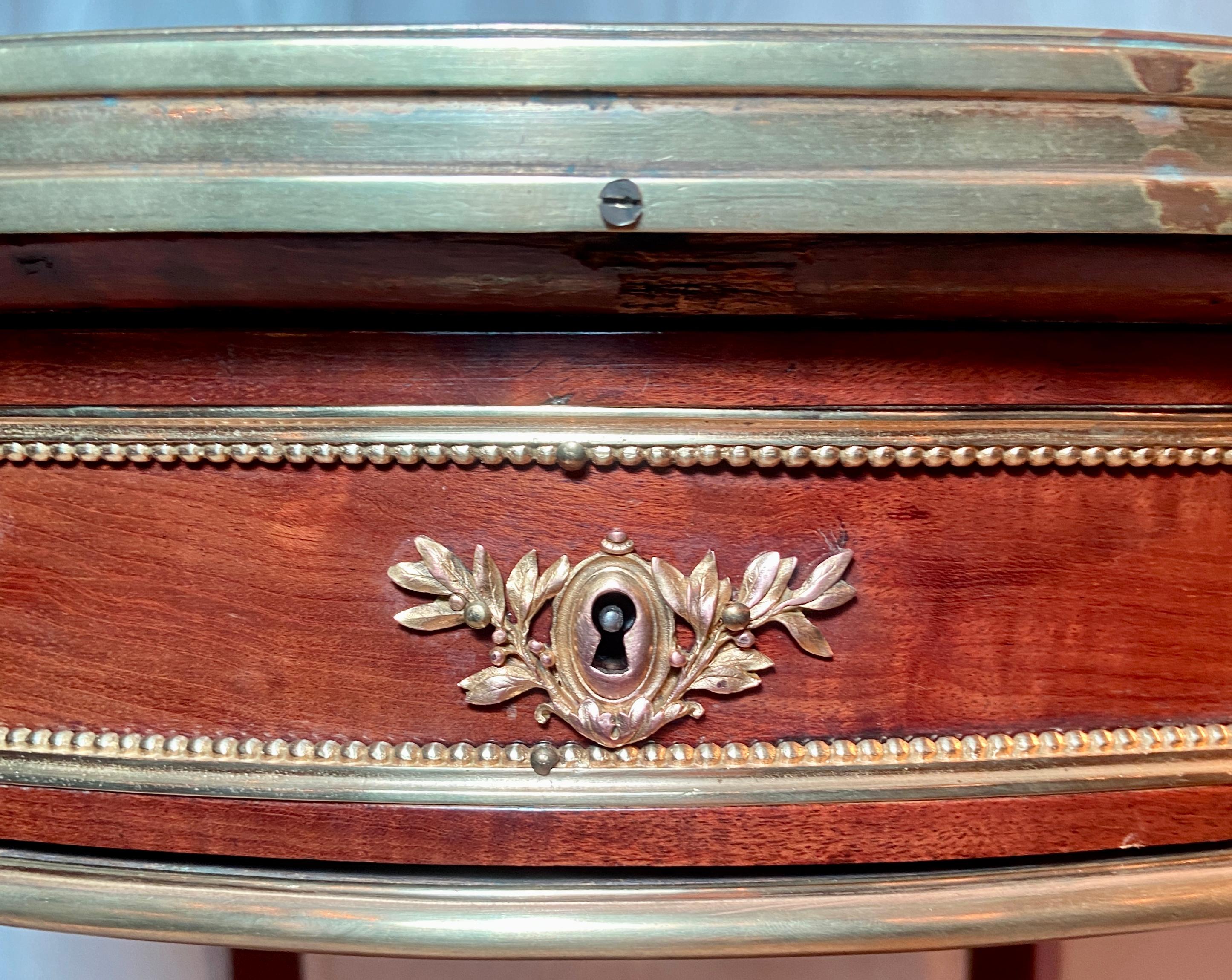 Français Ancienne table bouillotte française en acajou et bronze doré avec plateau en marbre, vers 1880 en vente