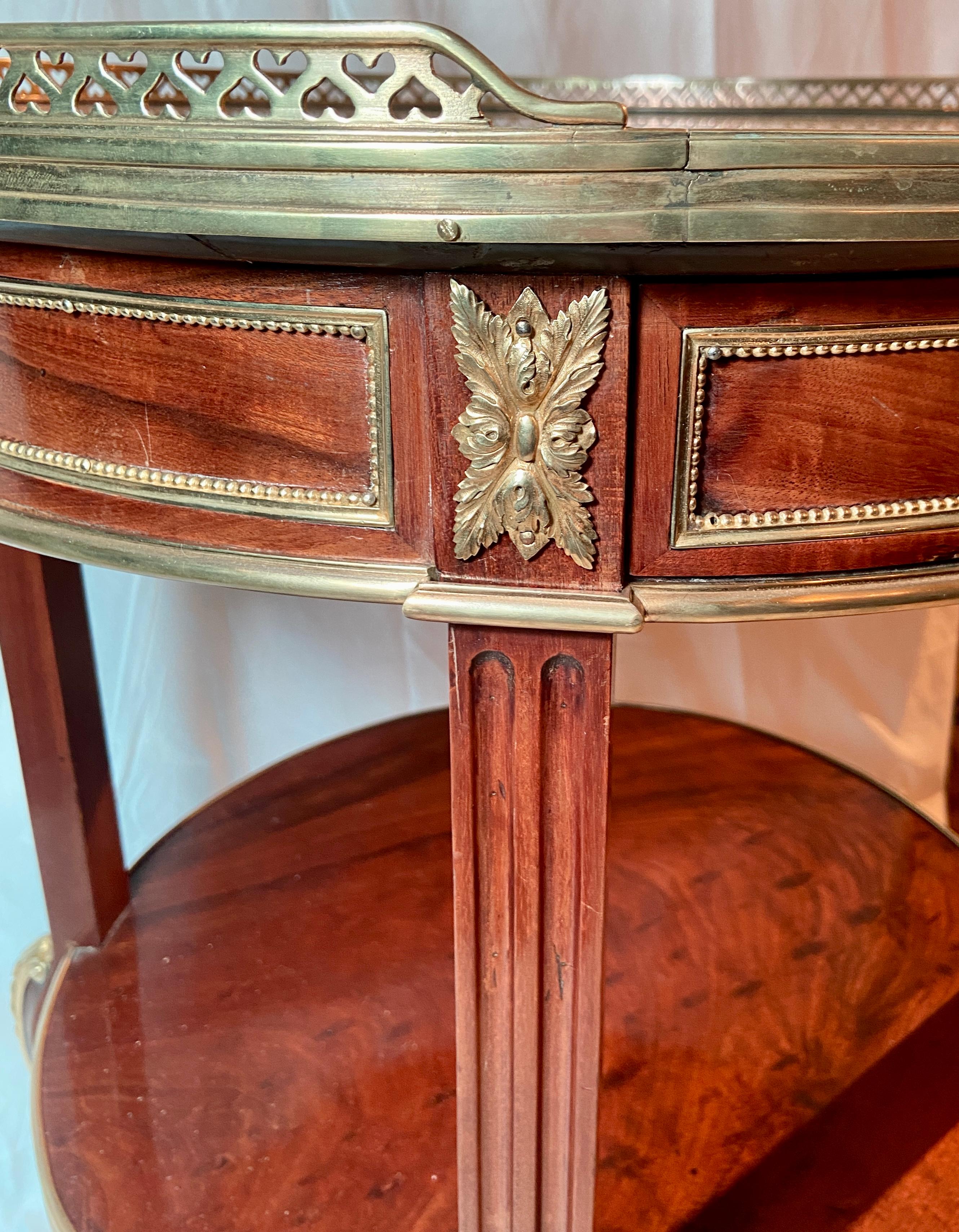 Ancienne table bouillotte française en acajou et bronze doré avec plateau en marbre, vers 1880 Bon état - En vente à New Orleans, LA