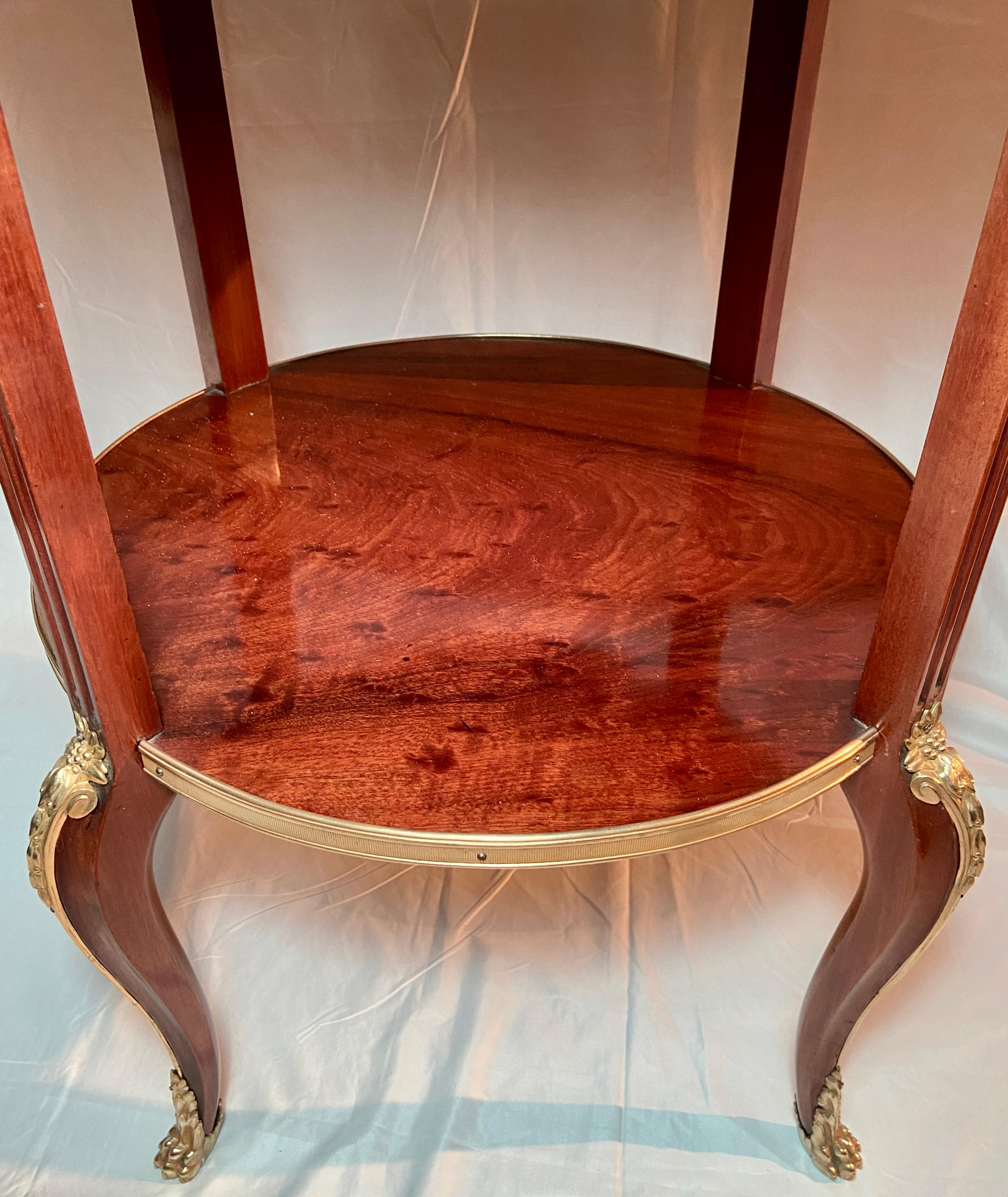 XIXe siècle Ancienne table bouillotte française en acajou et bronze doré avec plateau en marbre, vers 1880 en vente